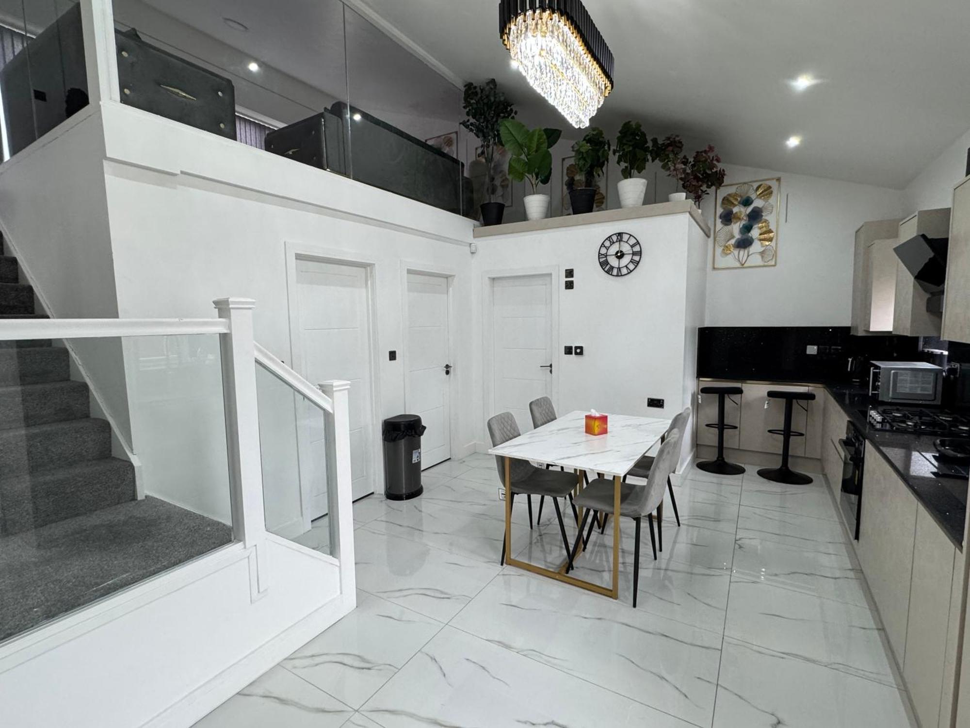 New Modern Stylish Near Centre Birmingham, With Outdoor Hot Tub Villa Birmingham