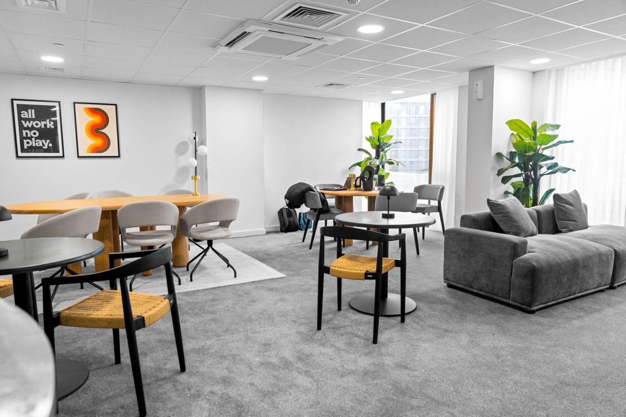 New Build - 1 Bed Centre - Free Onsite Gym & Coffee Machine - Chinatown Area, Located Next To O2 Academy, Bullring & New Street Station - With Smart Tv, Free Netflix & Wifi