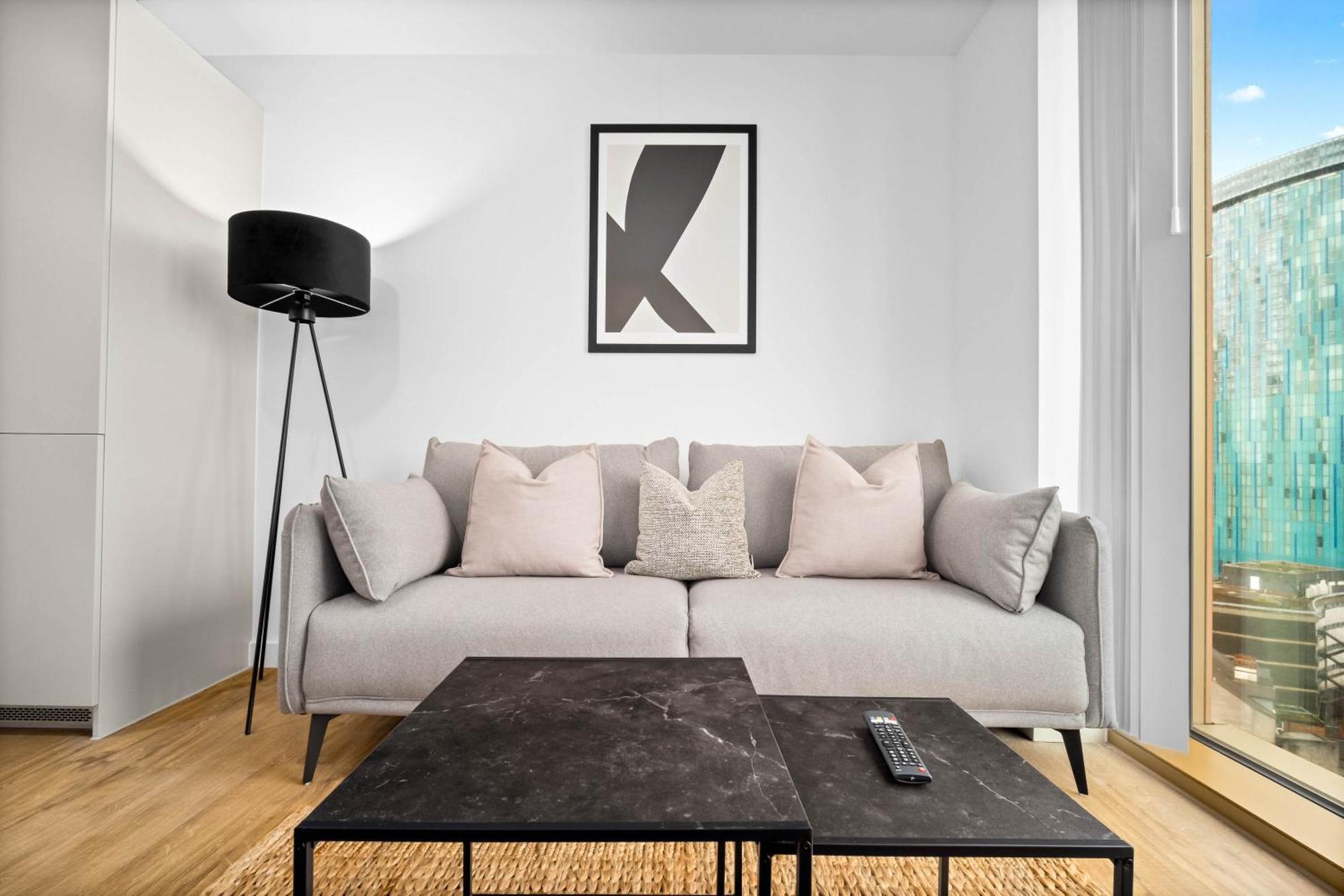 New Build - 1 Bed Centre - Free Onsite Gym & Coffee Machine - Chinatown Area, Located Next To O2 Academy, Bullring & New Street Station - With Smart Tv, Free Netflix & Wifi *