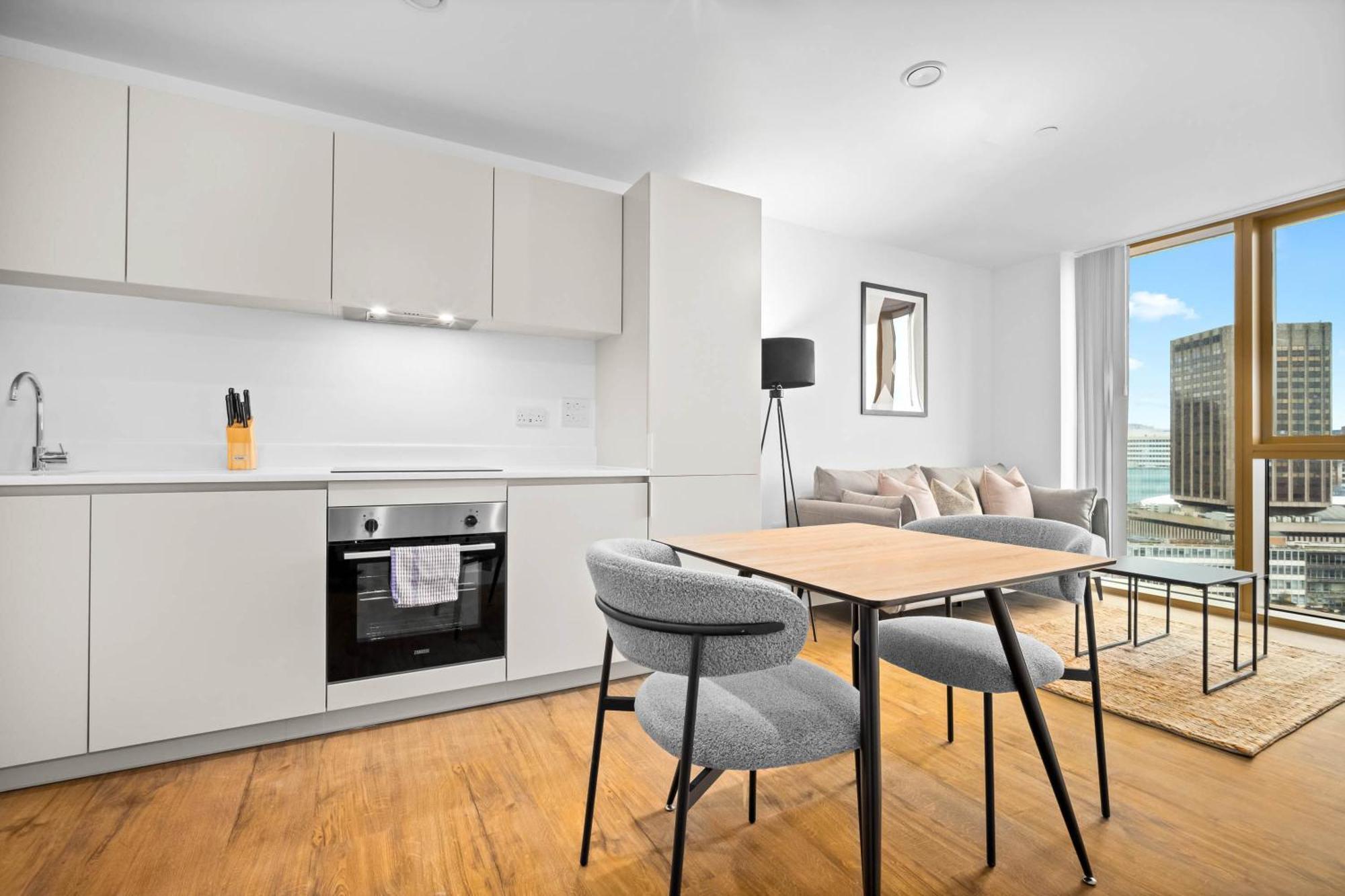 New Build - 1 Bed Centre - Free Onsite Gym & Coffee Machine - Chinatown Area, Located Next To O2 Academy, Bullring & New Street Station - With Smart Tv, Free Netflix & Wifi