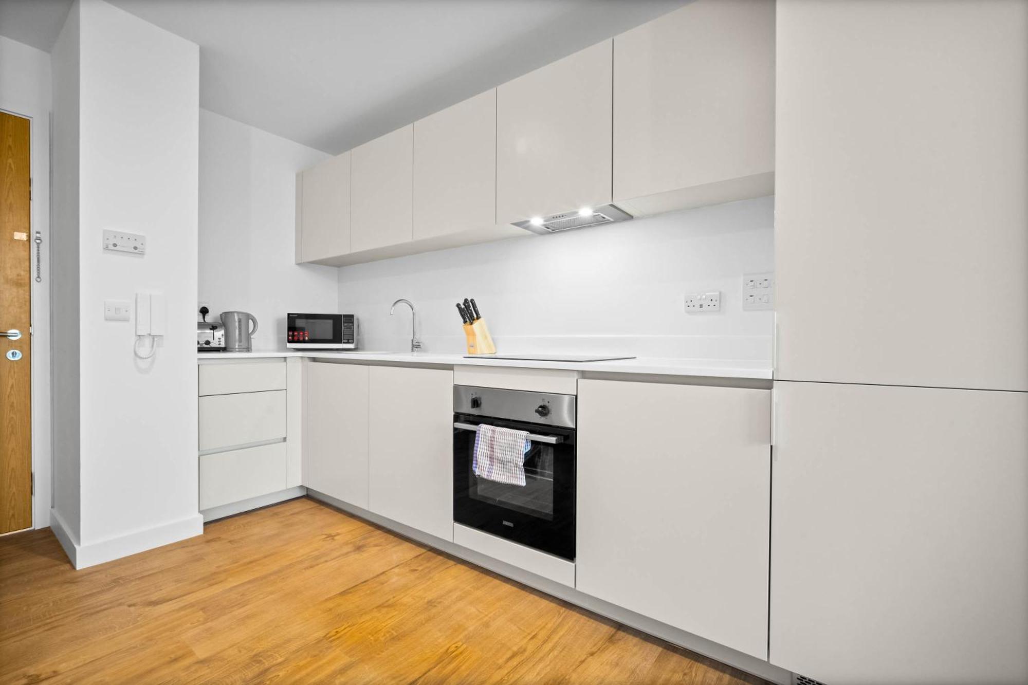 Apartment New Build - 1 Bed Centre - Free Onsite Gym & Coffee Machine - Chinatown Area, Located Next To O2 Academy, Bullring & New Street Station - With Smart Tv, Free Netflix & Wifi *