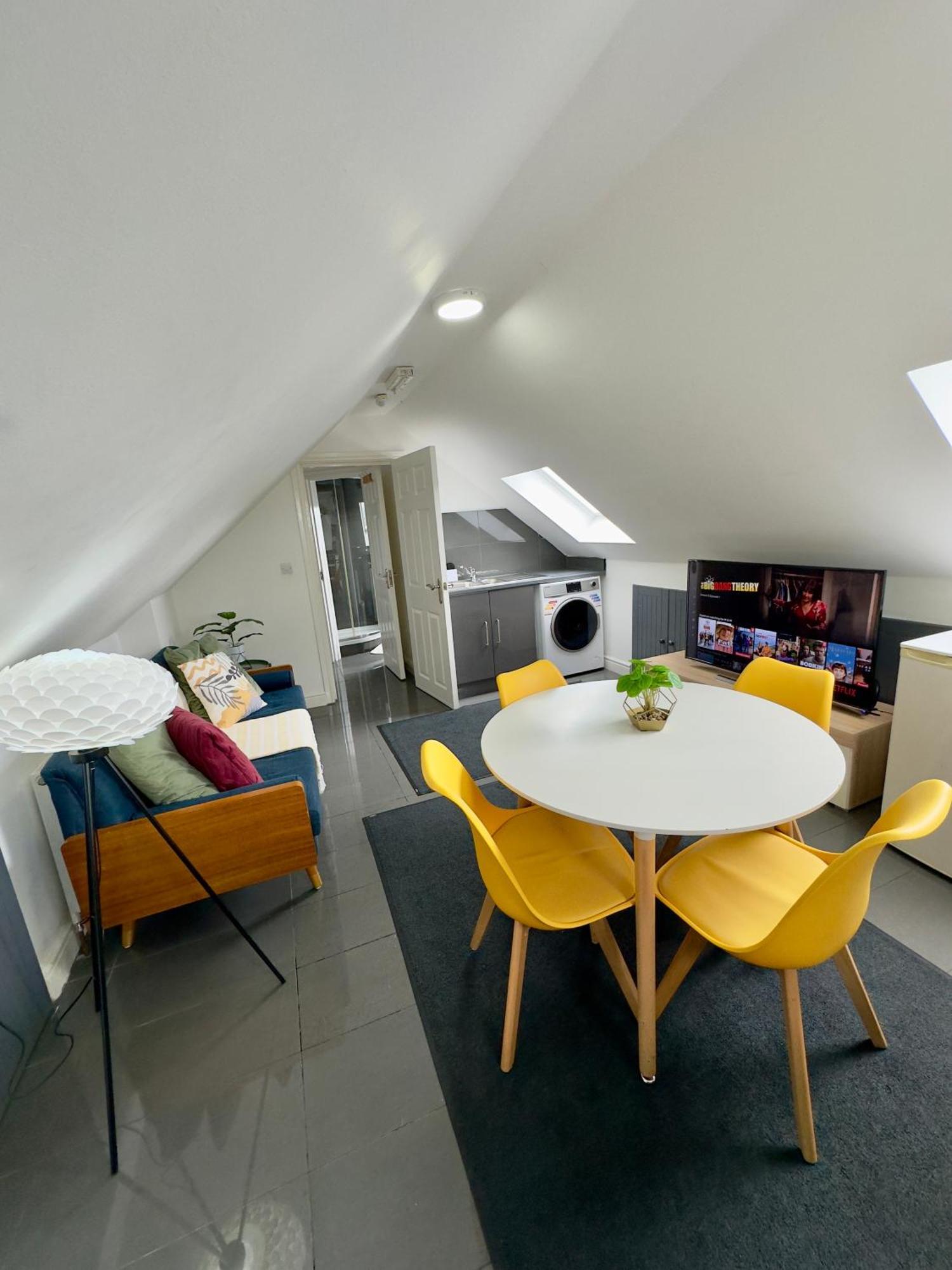 Apartment Large 7 Bedrooms Split-level Flat Sleeps Up To 14 *