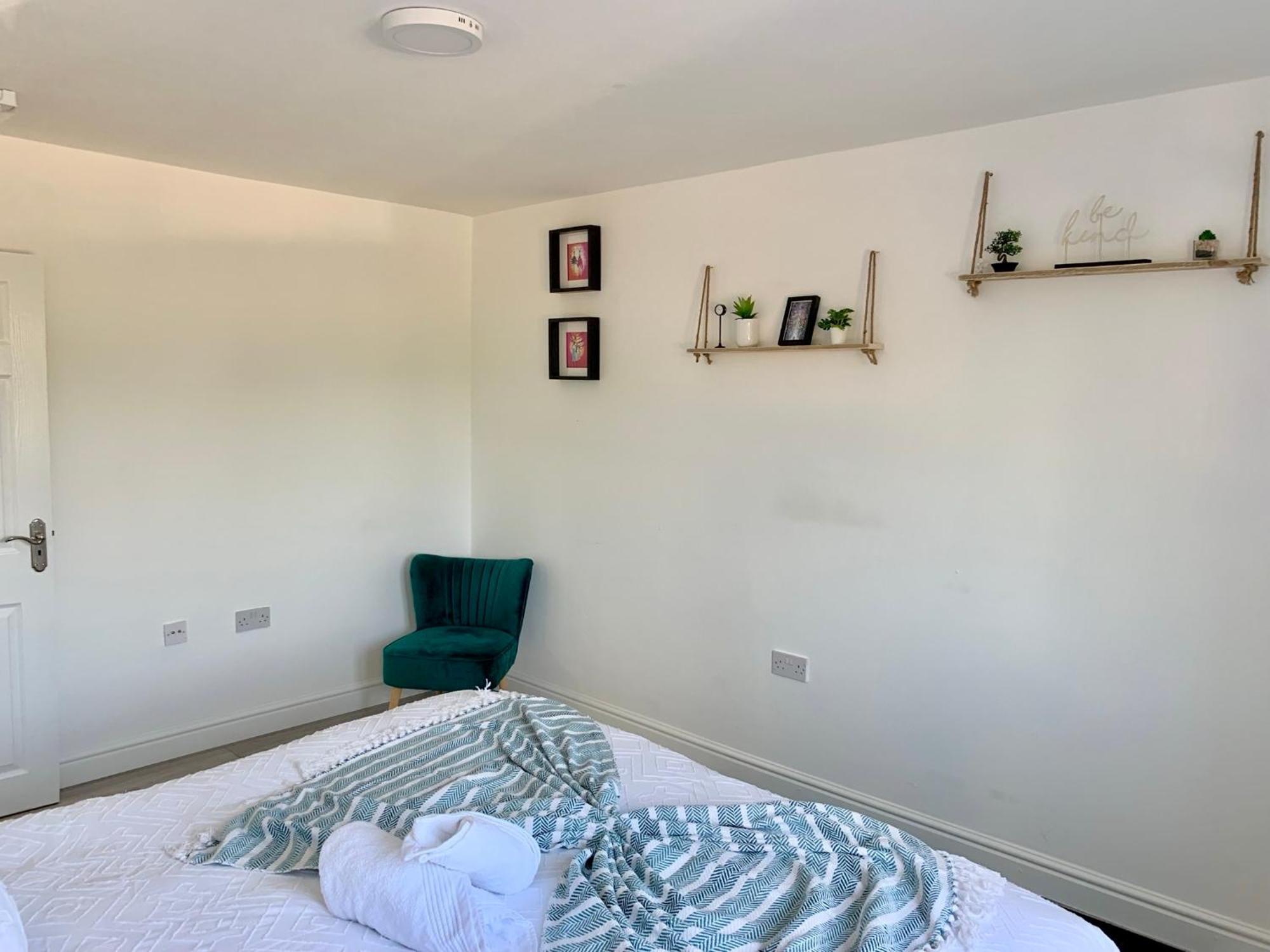 Large 7 Bedrooms Split-level Flat Sleeps Up To 14