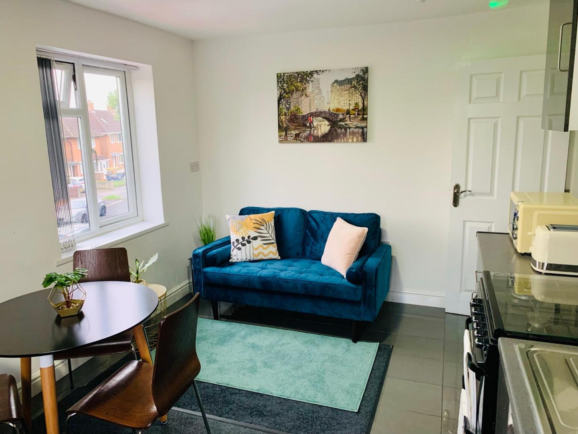 Large 7 Bedrooms Split-level Flat Sleeps Up To 14