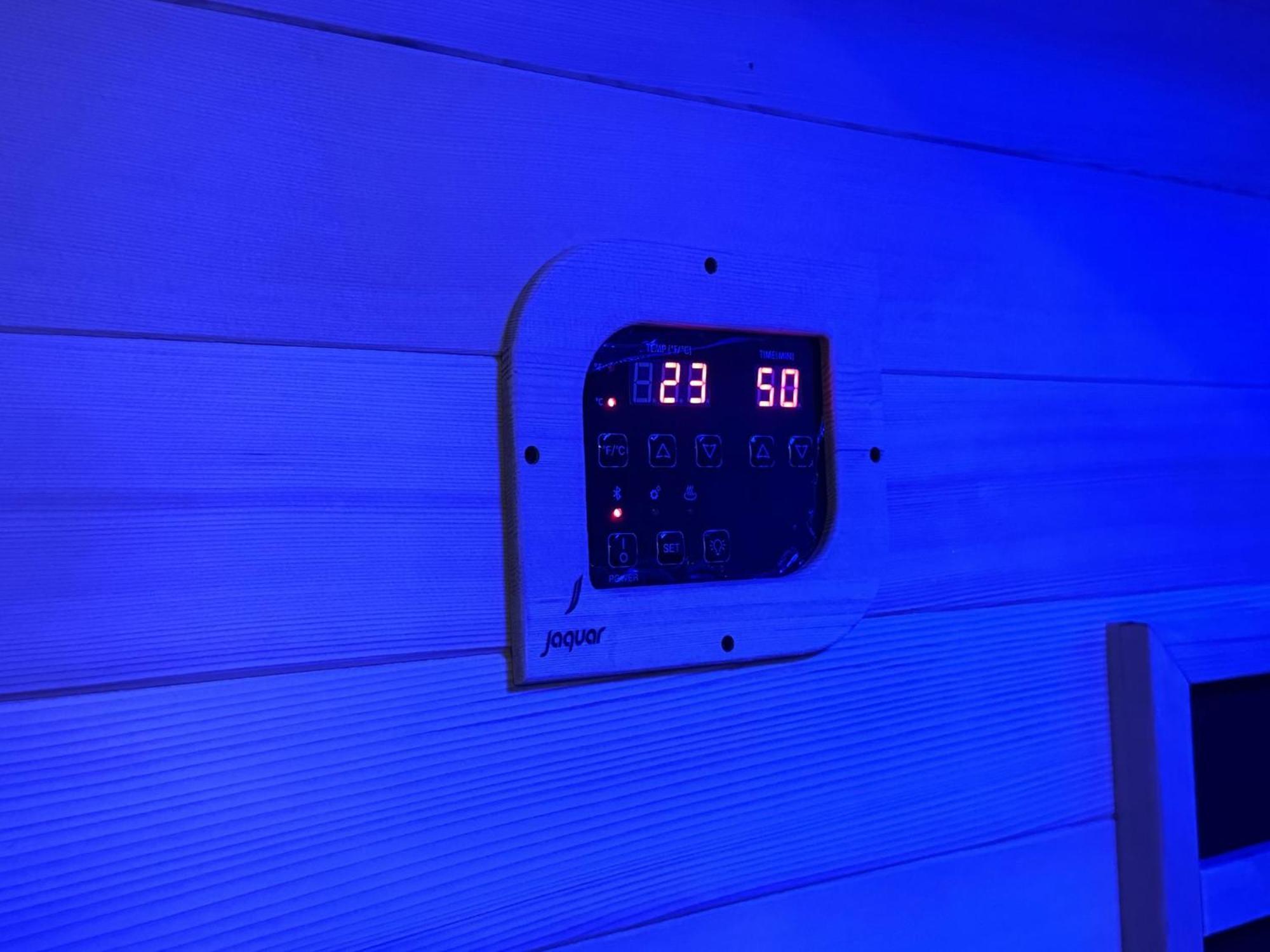 Luxury 3bed Hot Tub And Sauna Facilities Amazing Location Villa Birmingham