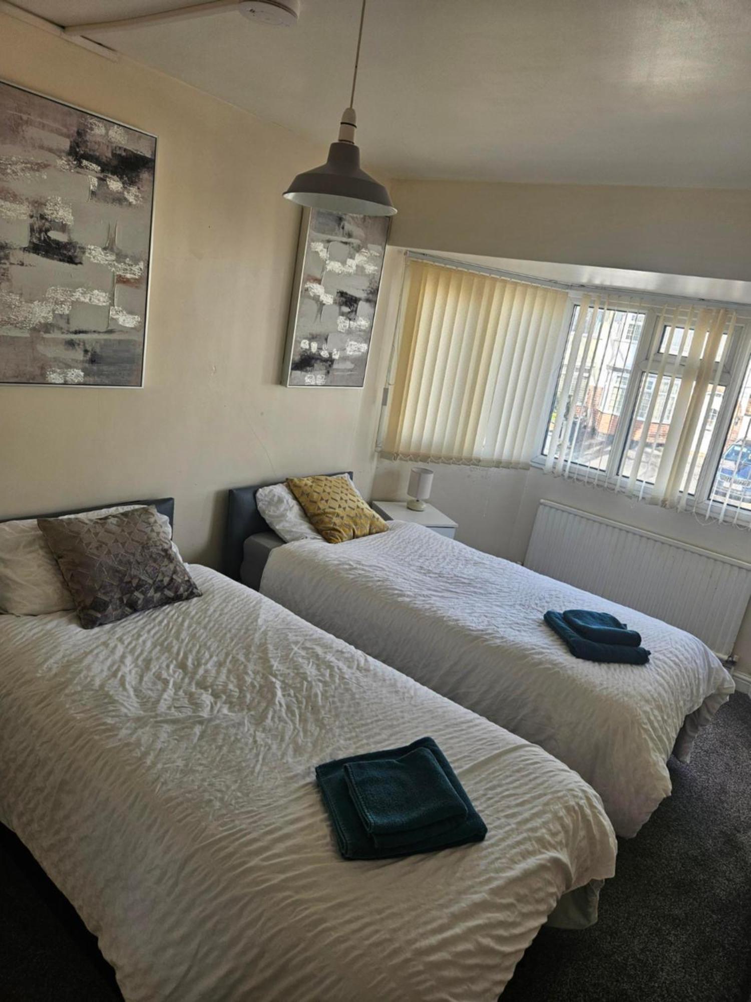 5 Bedroom House- 7 Beds - Separate Living Room- Wifi -garden- Parking Birmingham