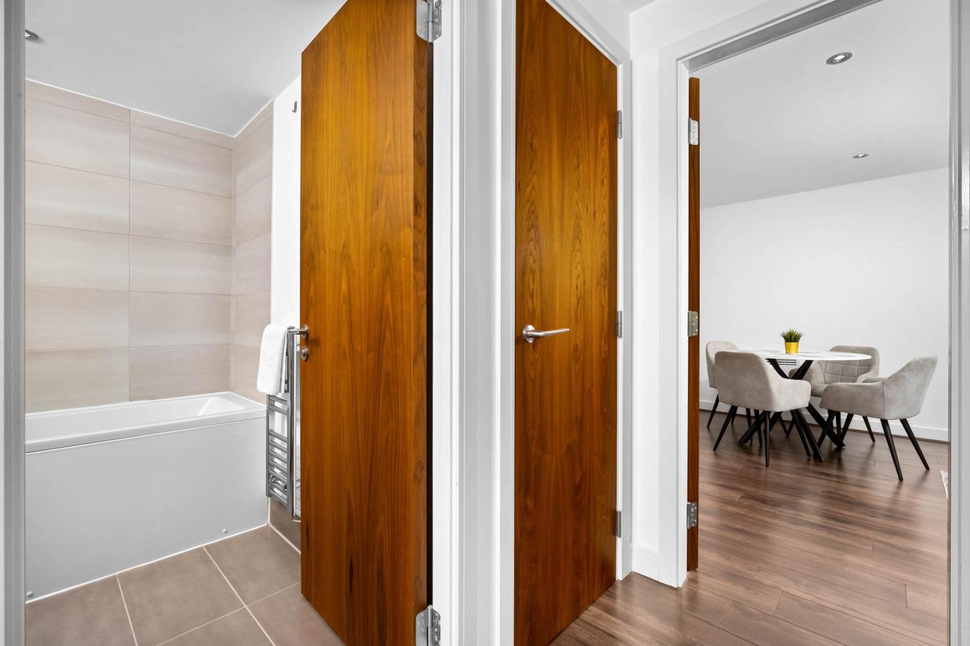 Stylish 2 Bedroom Apartment - City Centre - Free Netflix 404R Apartment