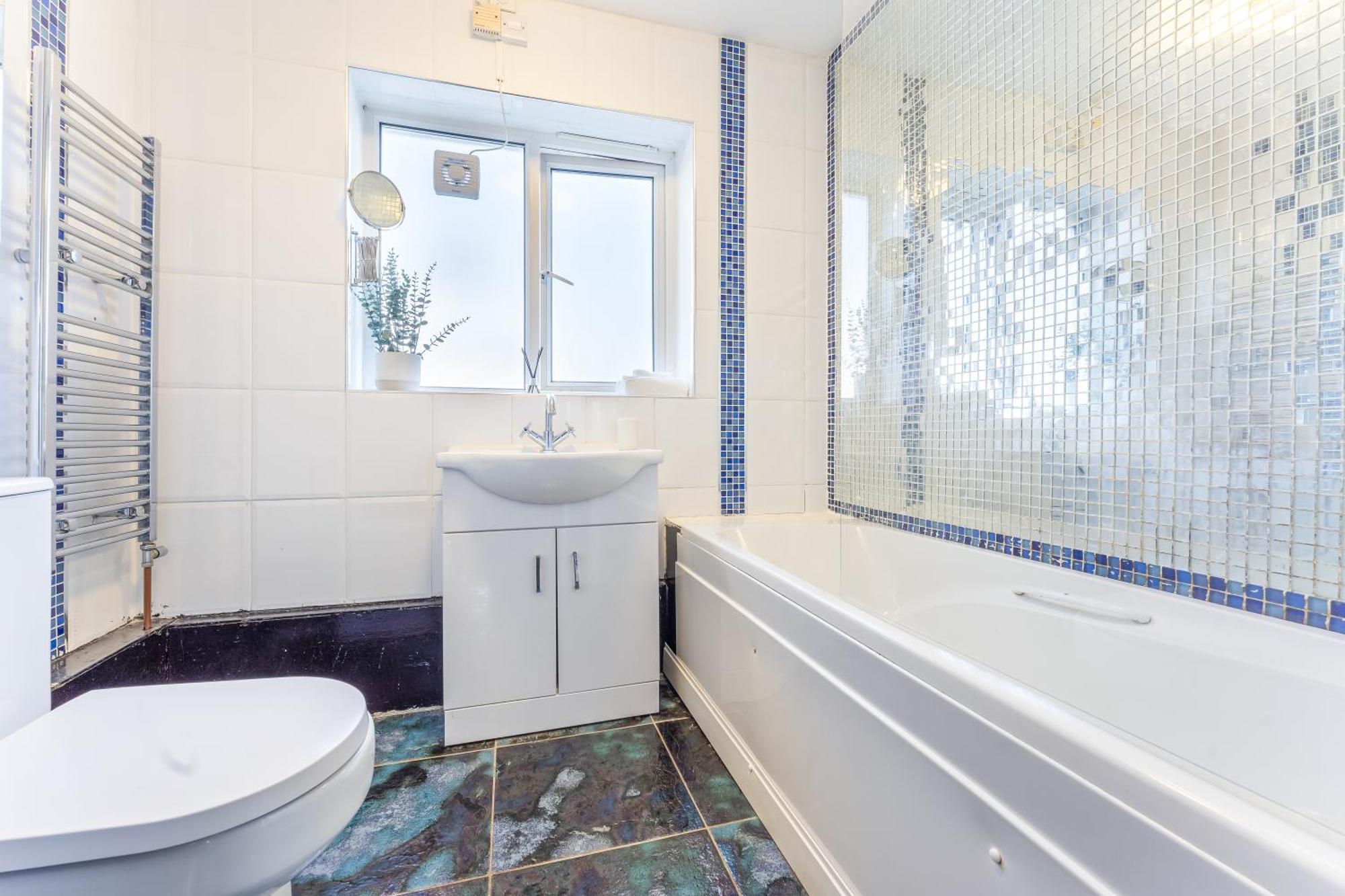 Spacious 3-br Sleeps 8 *