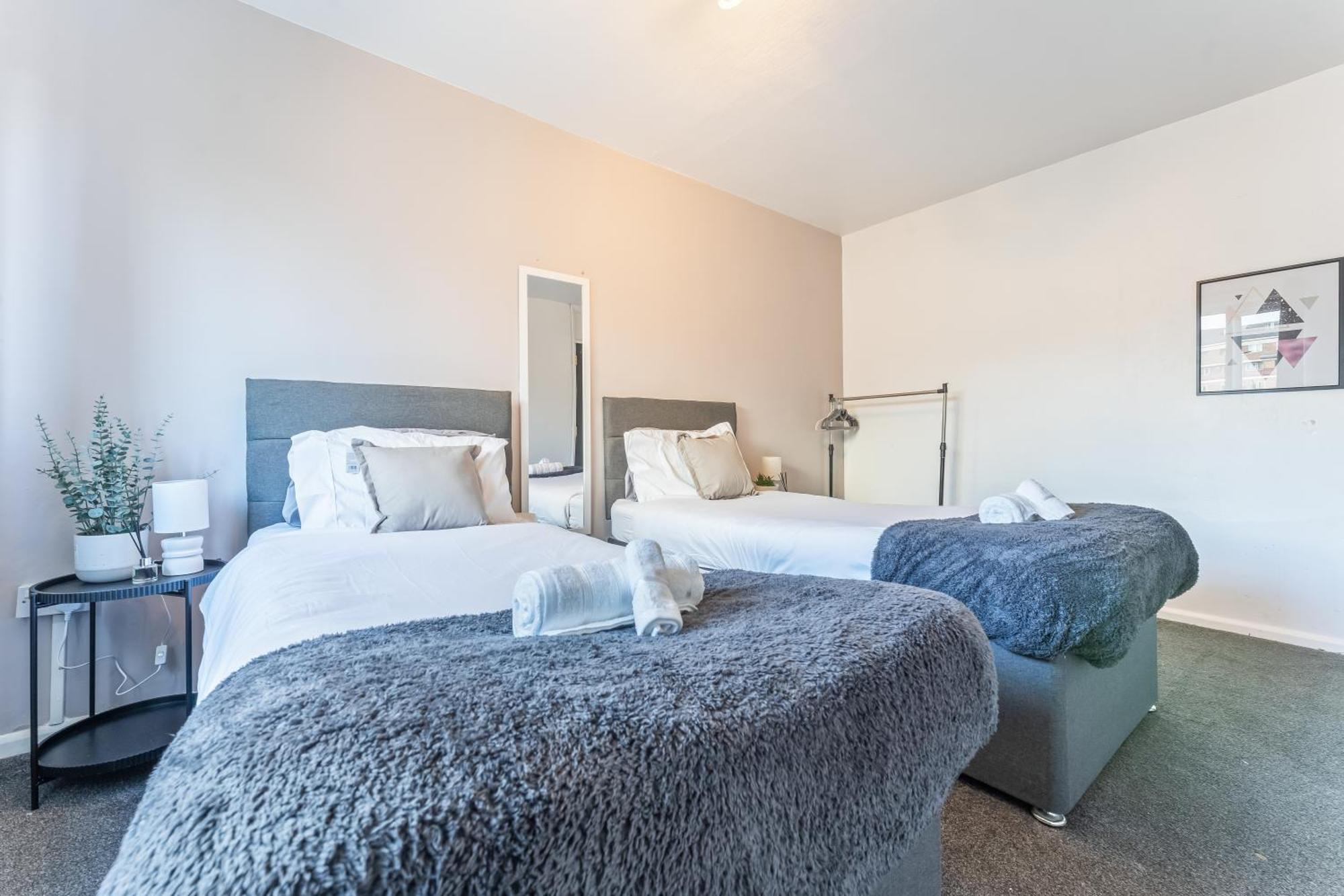 Spacious 3-br Sleeps 8 Apartment