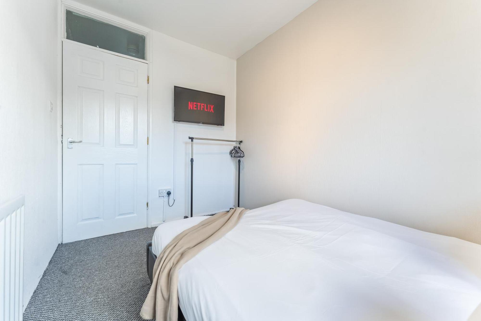 Spacious 3-br Sleeps 8 *