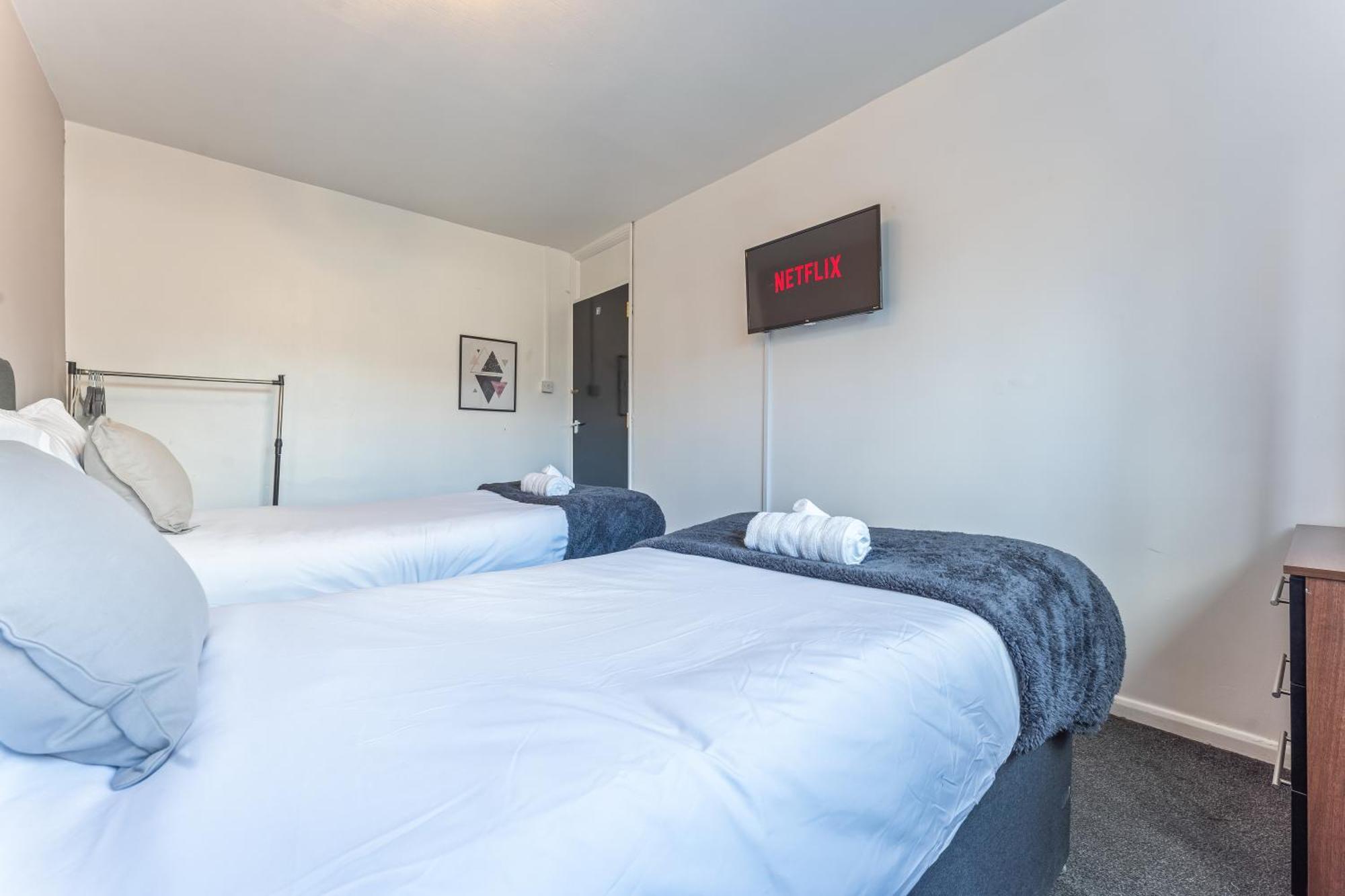 Spacious 3-br Sleeps 8 Apartment *