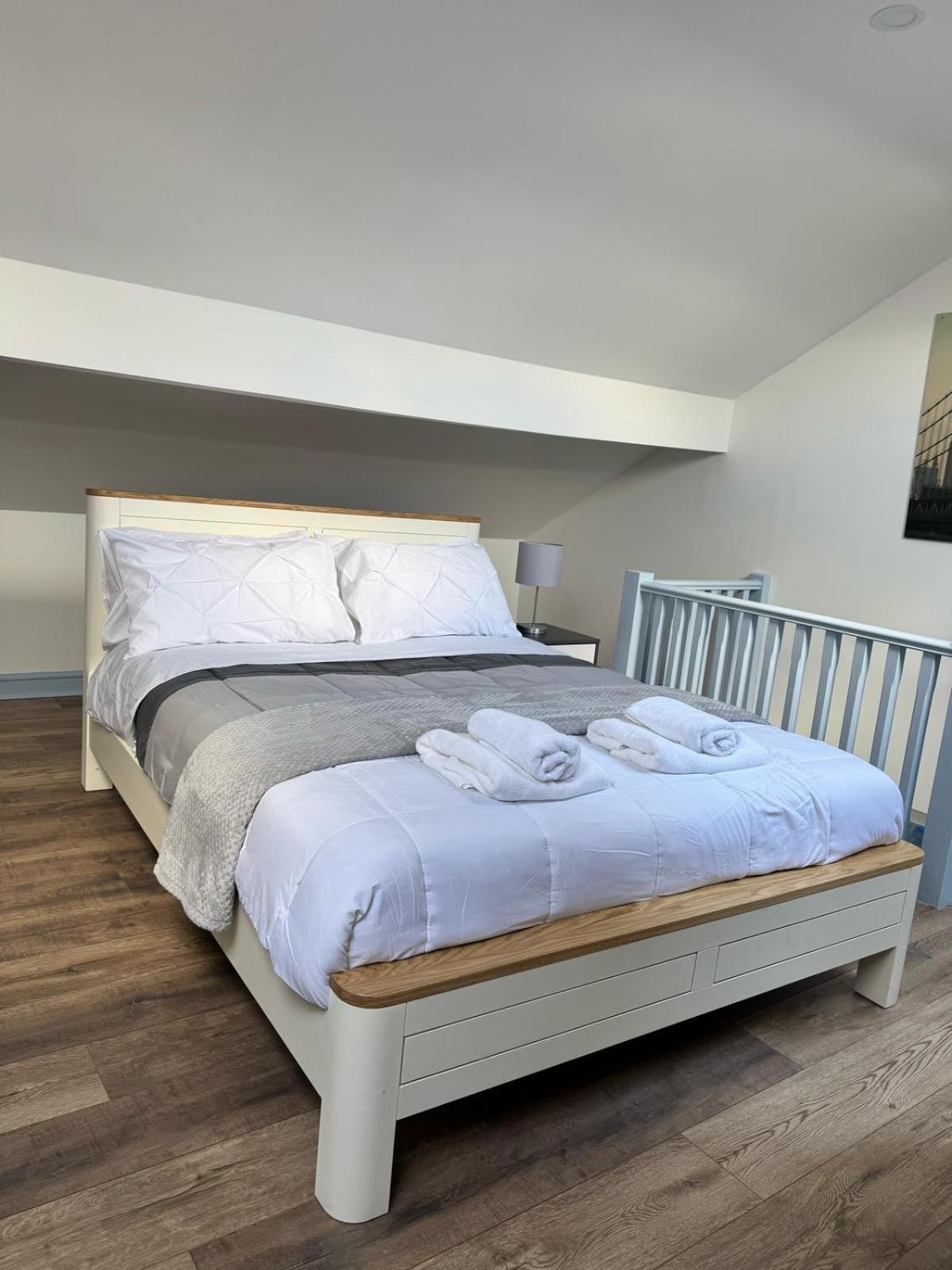 Stylish Loft In West Bromwich Apartment *