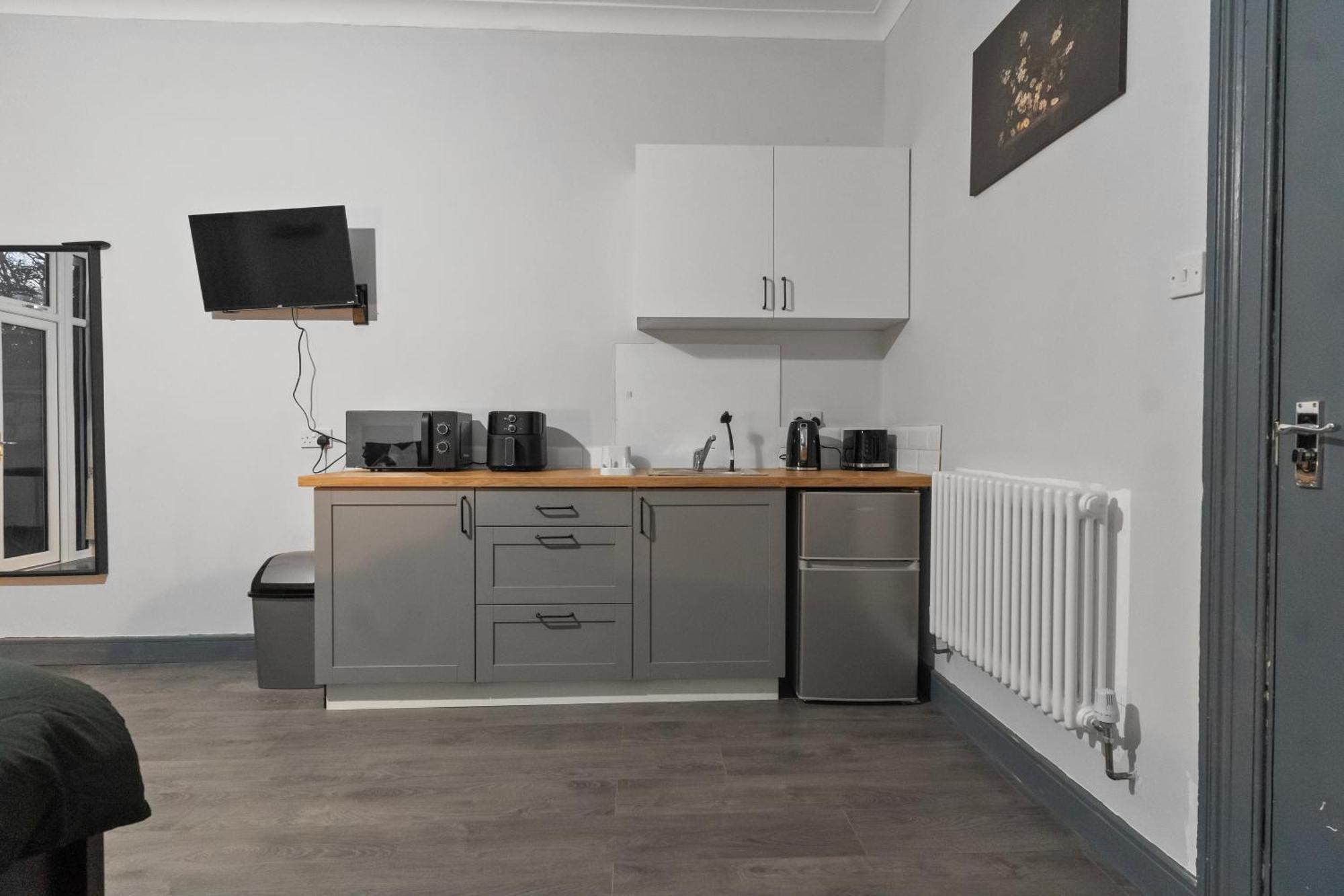 Modern Moseley - 3 Apartment