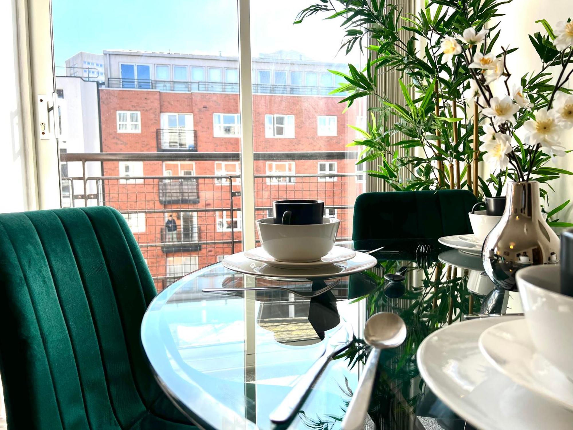 Apartment Centre Escape - Stylish And Serene 1br *