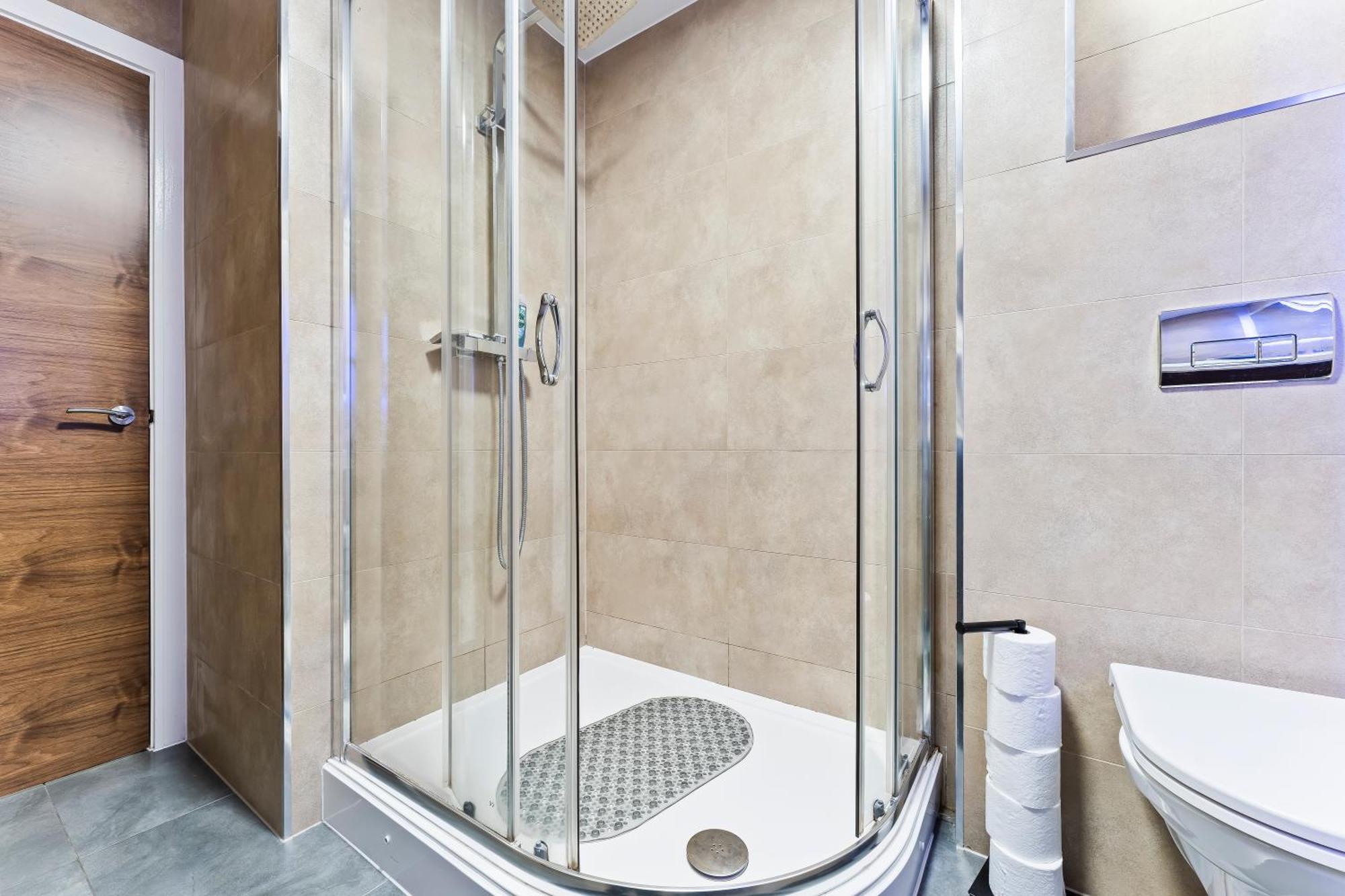 Apartment Bloom Court -sleeps 4-free Parking With Workstation & High-speed Wifi *