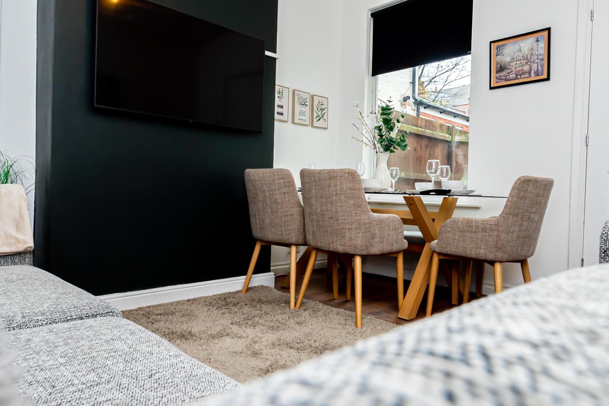 4 Bedroom Home, Centre Perfect For Contractors