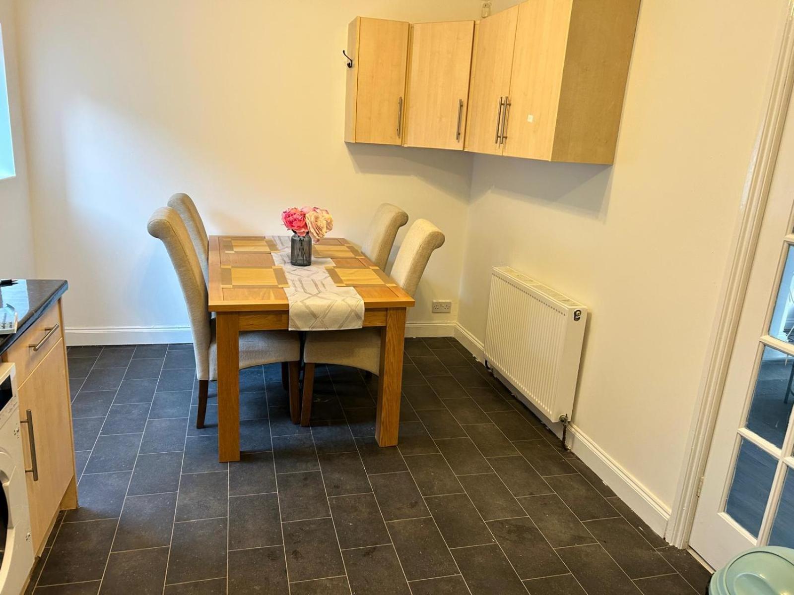 Homestay Double Near Queen Elizabeth Hospital And