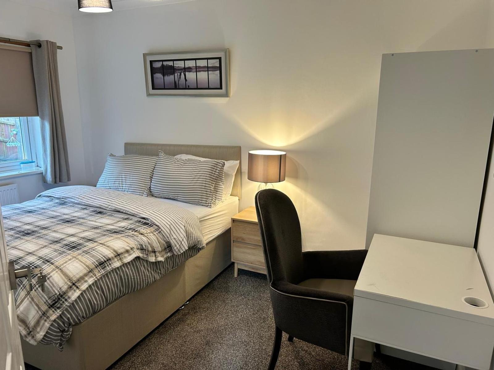 Double Near Queen Elizabeth Hospital And Homestay