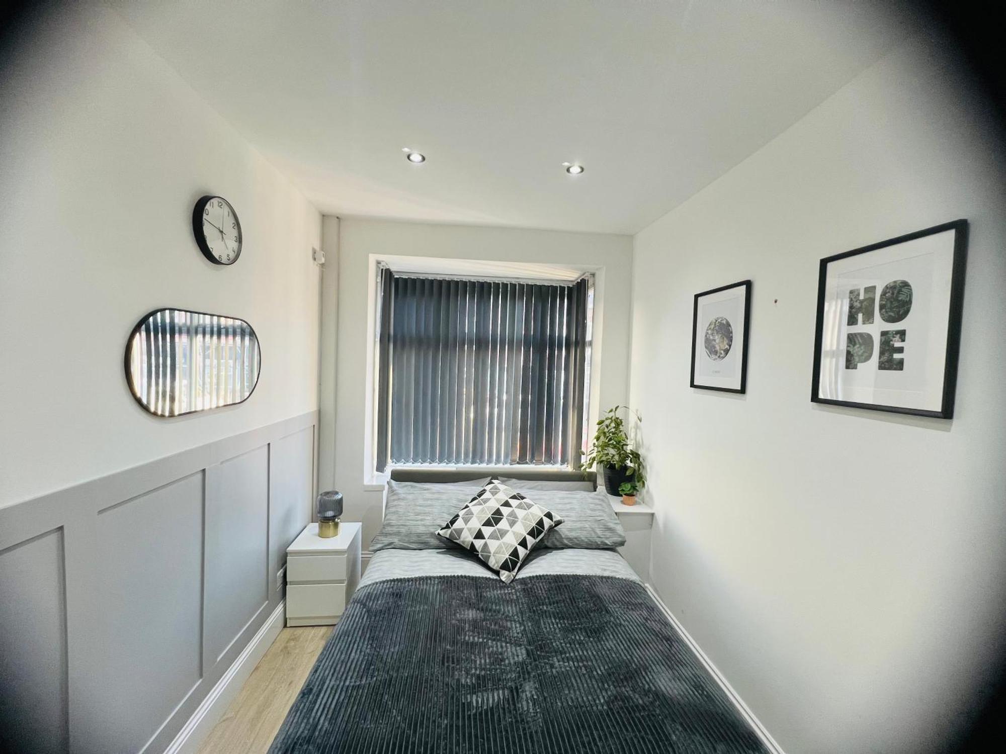 Free Parking ,Modern 4 Bedrooms 10Min From Birmingham City Centre Ideal For Contractors ,Groups And Families