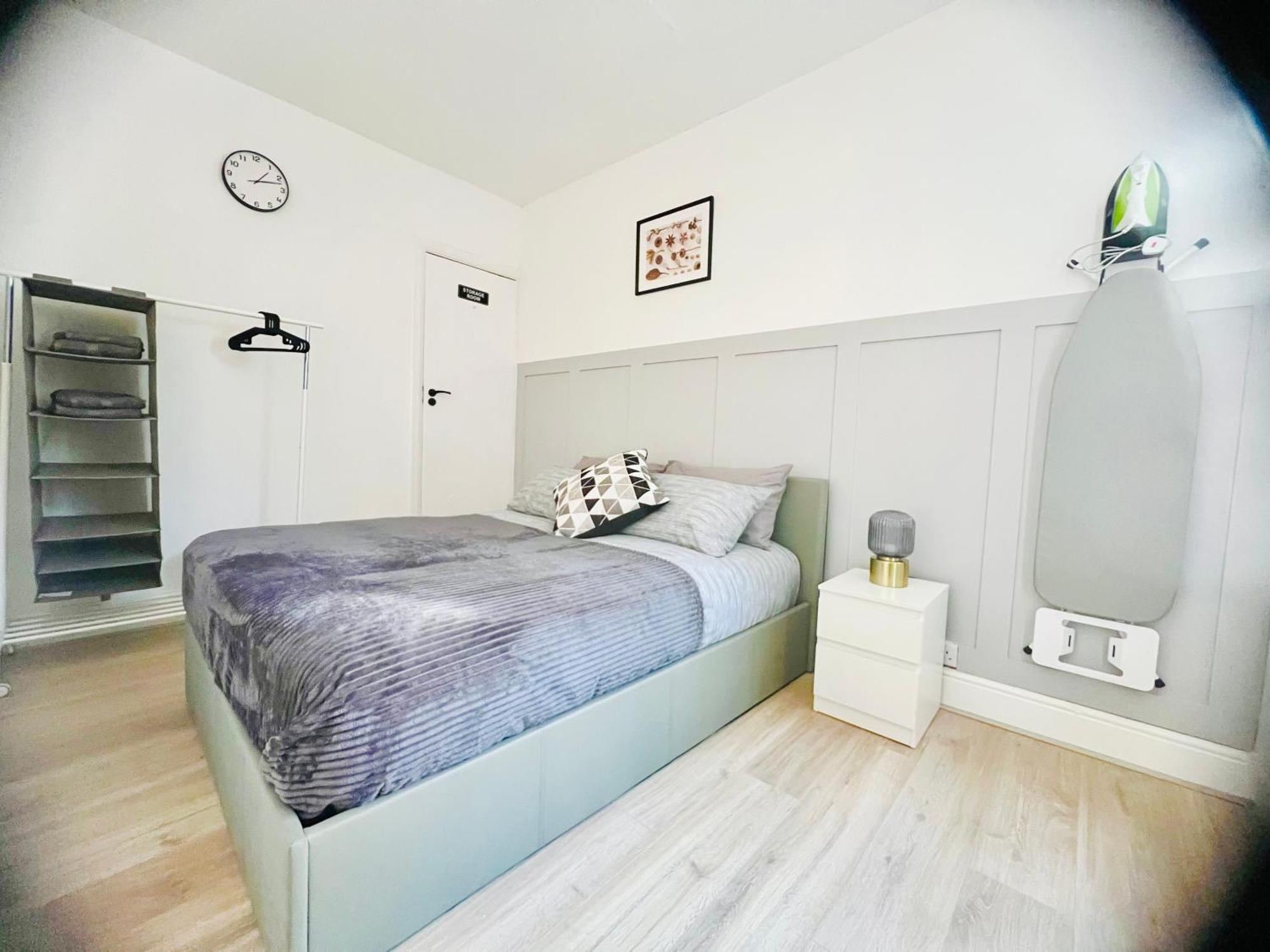 Free Parking ,Modern 4 Bedrooms 10Min From Birmingham City Centre Ideal For Contractors ,Groups And Families Holiday home