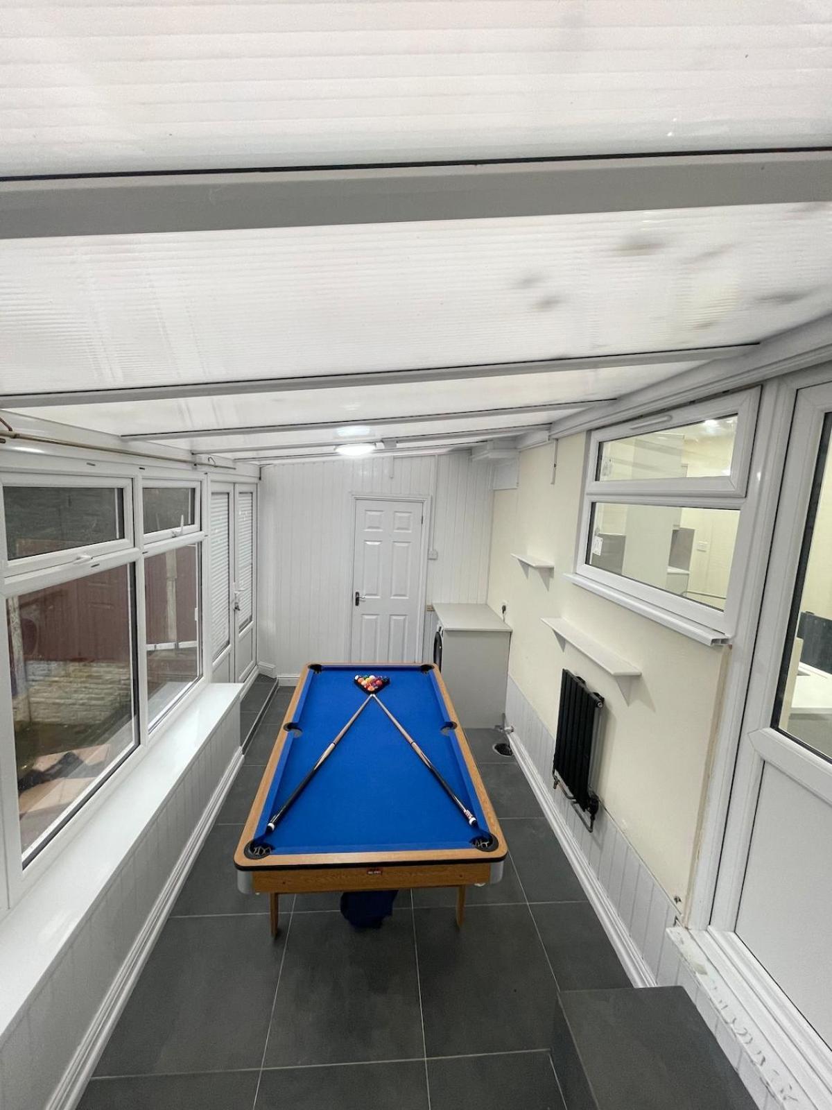 Luxury 2 Bed House And Pool Table In Harborne *