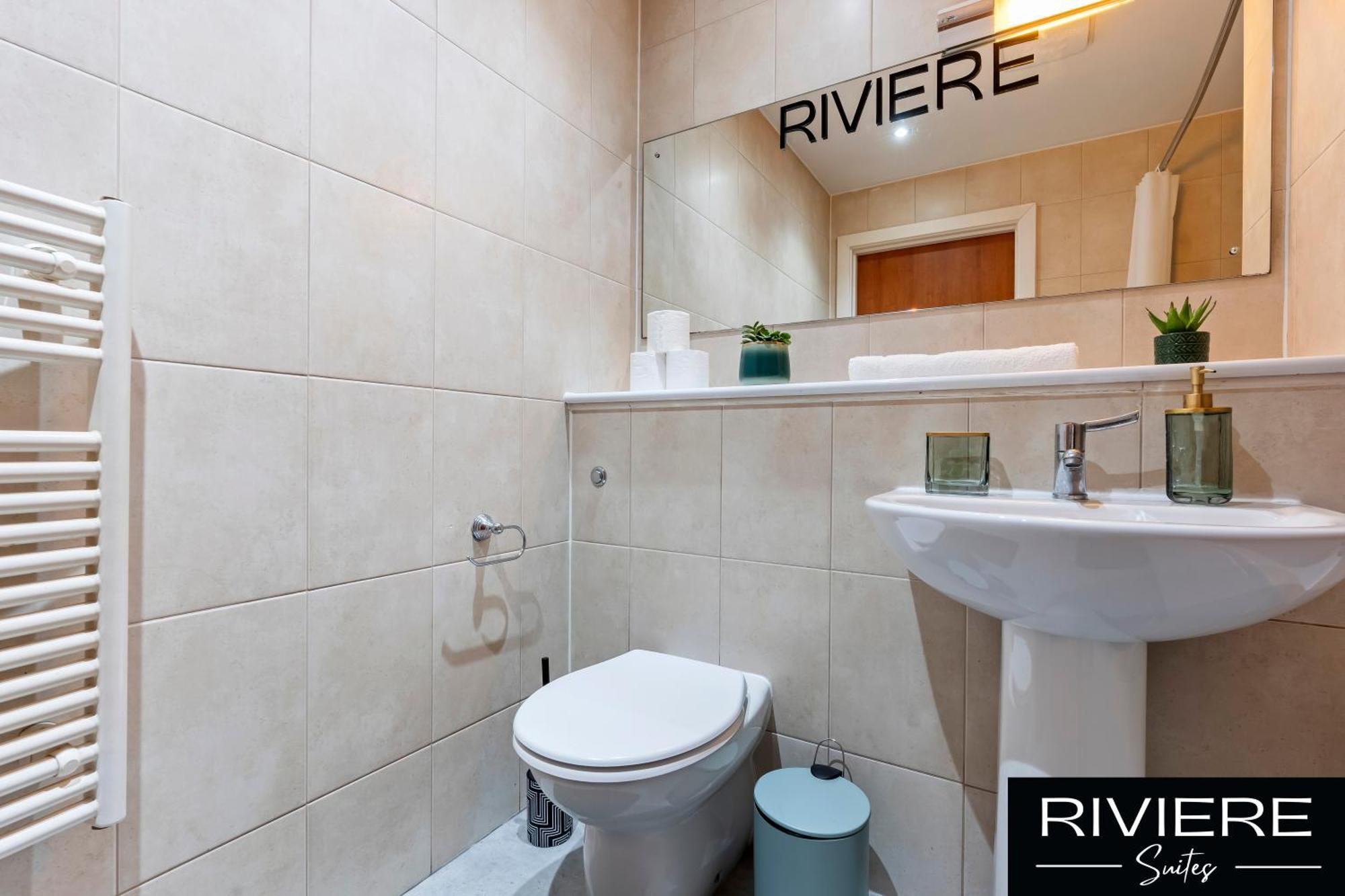 Cosy Apartment-city Centre-parking-sleeps 5