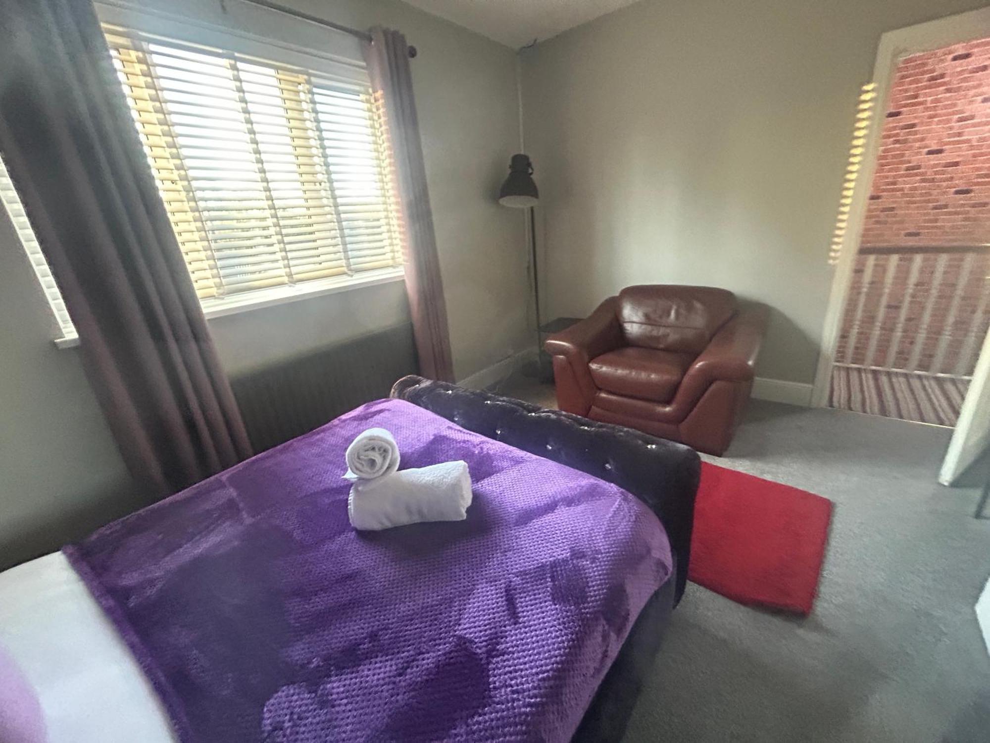 Central England Reunion Pad For Groups & Contractors Bbq Outside Bar & Karaoke Machine Free Drive Way Parking *