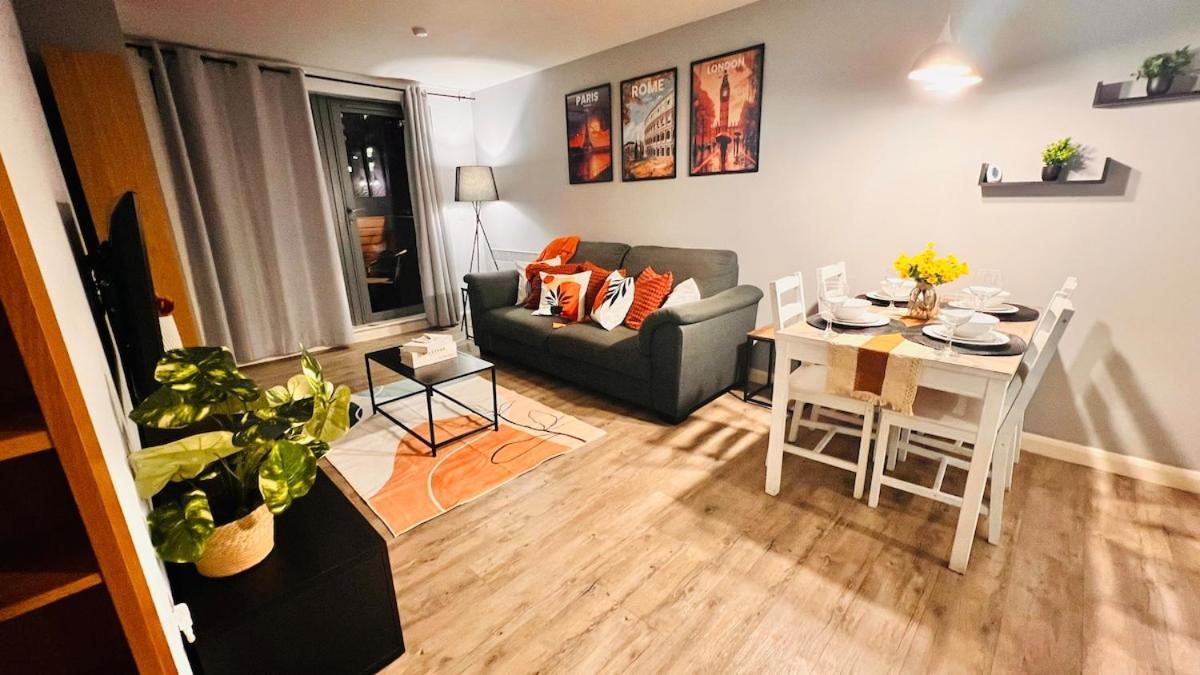Entire 2br Centre Skyline With Parking Apartment Birmingham