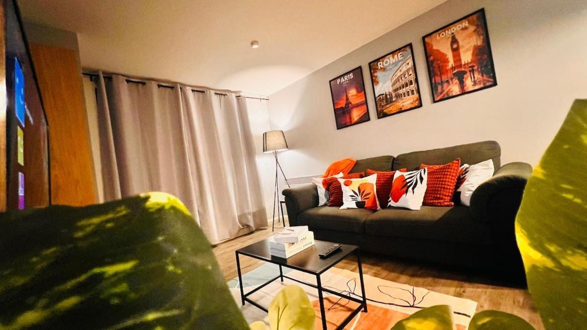 Entire 2br Centre Skyline With Parking *