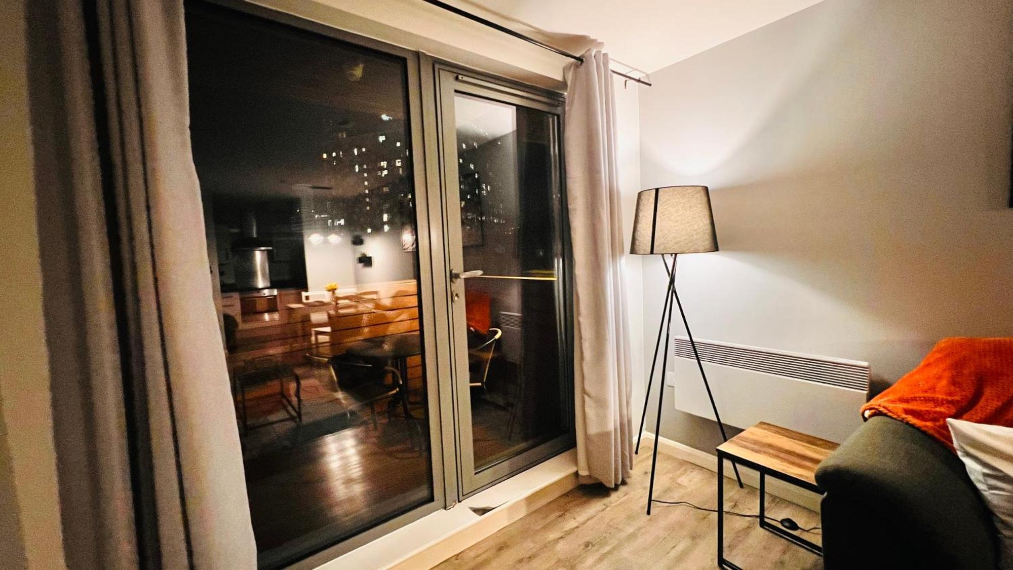 Entire 2br Centre Skyline With Parking Apartment *