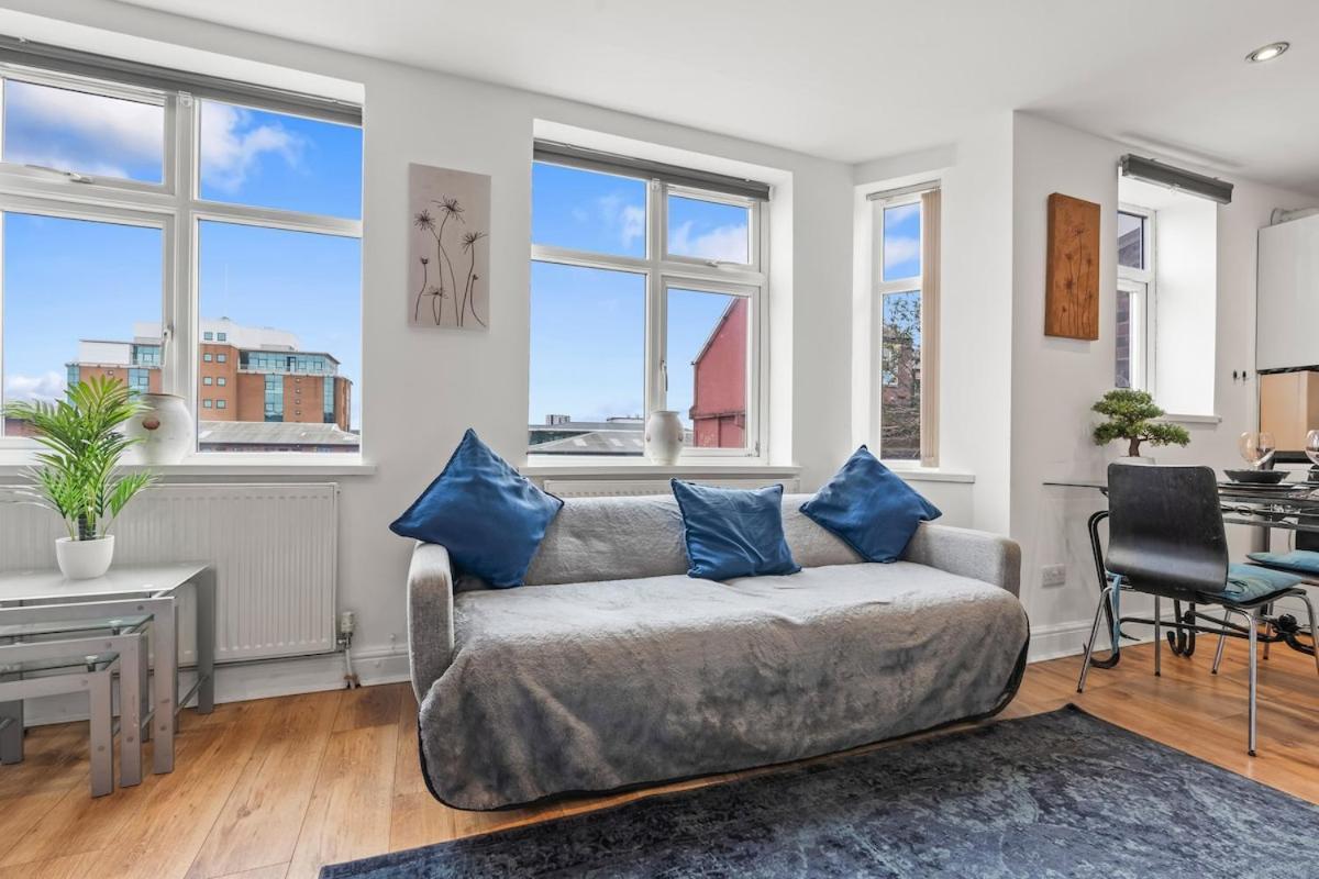 Spacious 1 Bedroom Apartment *