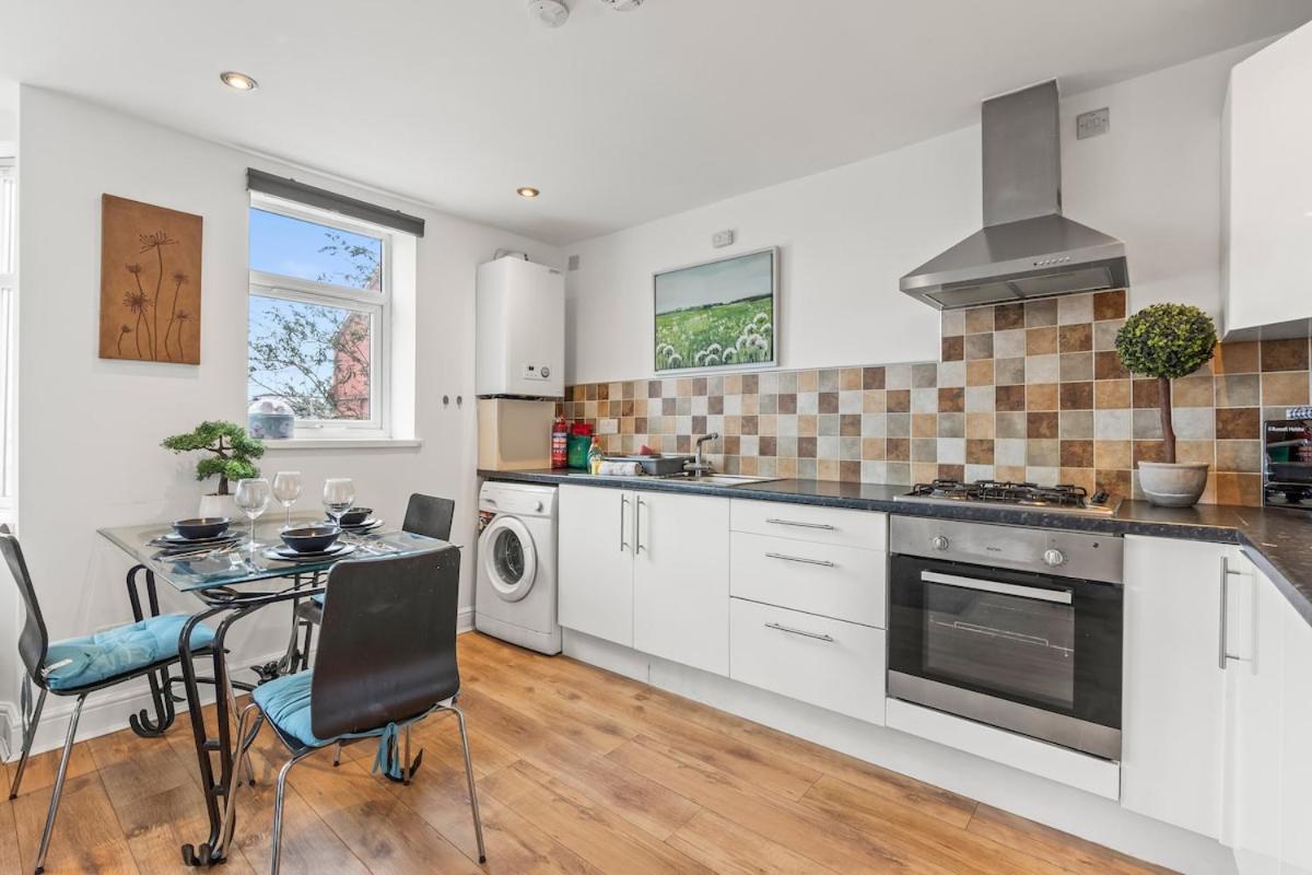 Spacious 1 Bedroom Apartment *