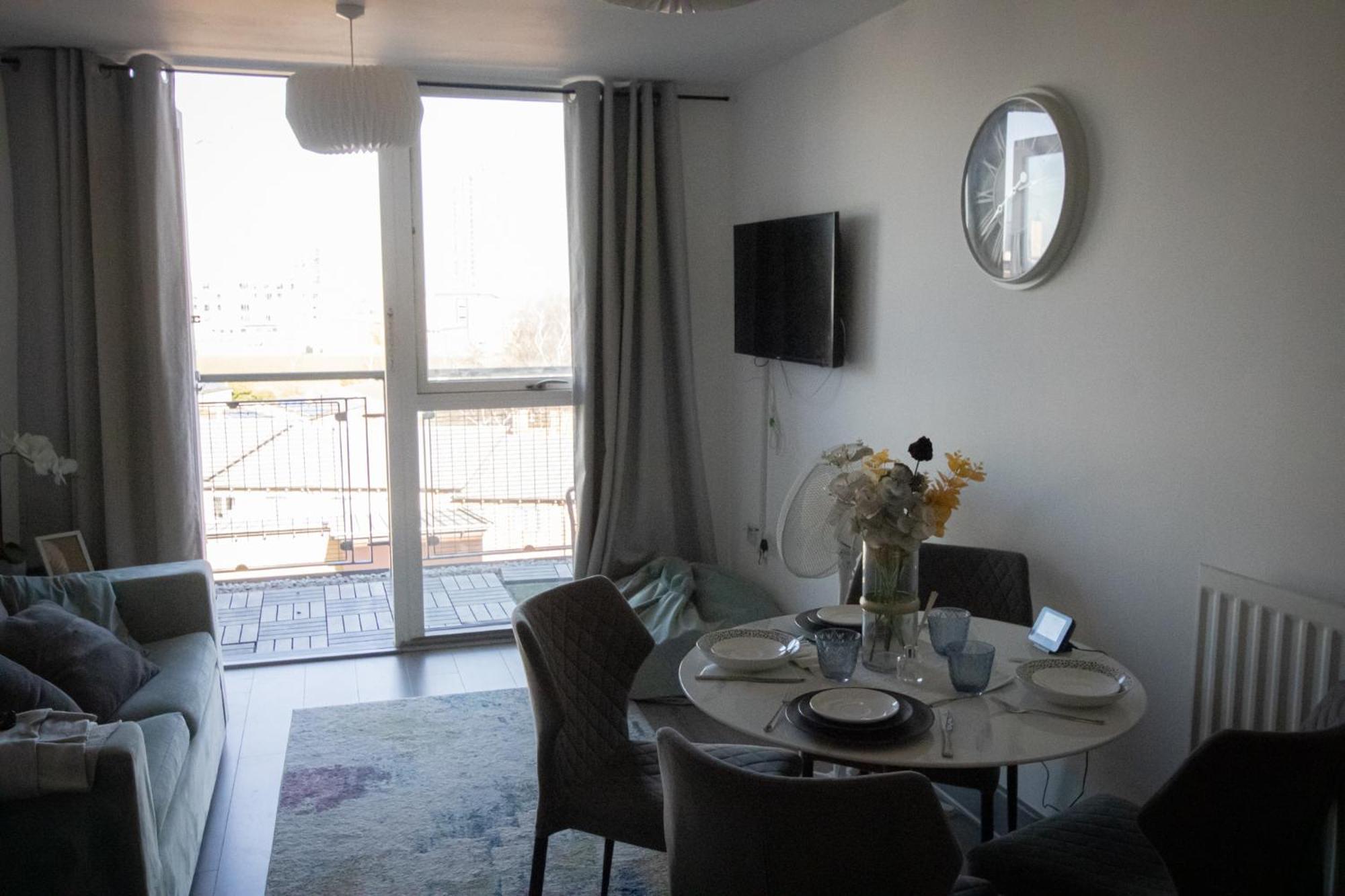 Apartment 1 Bed In Centre With Parking *