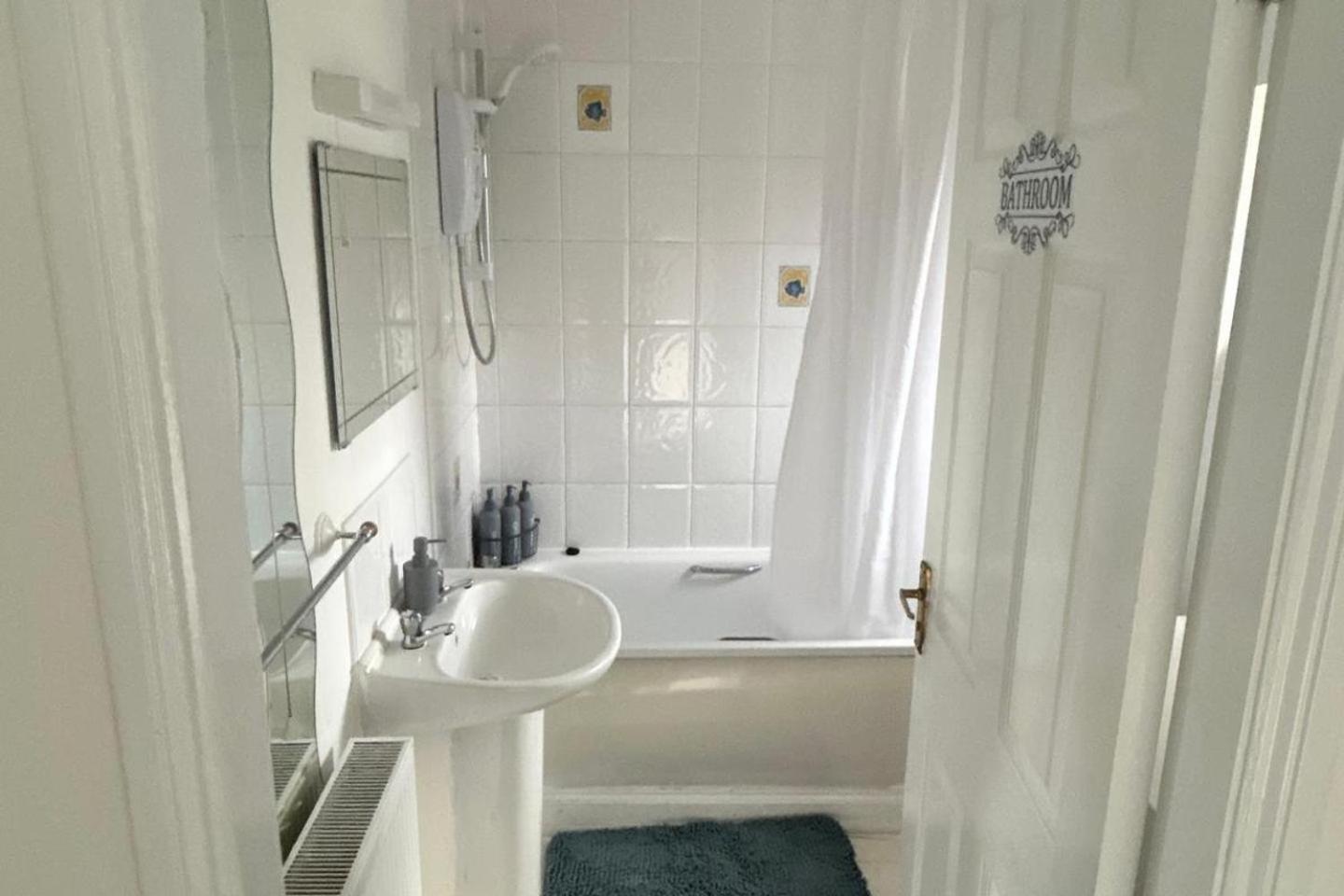 Cosy 3-bed Retreat - Garden Parking & Bbq *