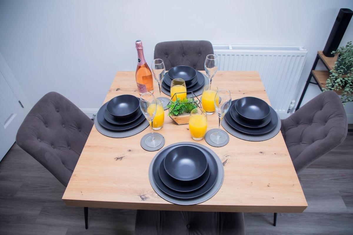 Holiday home 5 Bed House Wifi Centre Free Parking *
