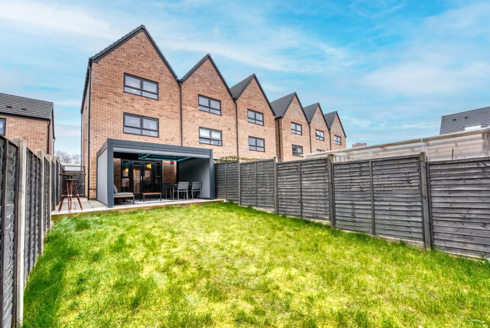 Spacious 4 Bedroom House W/parking