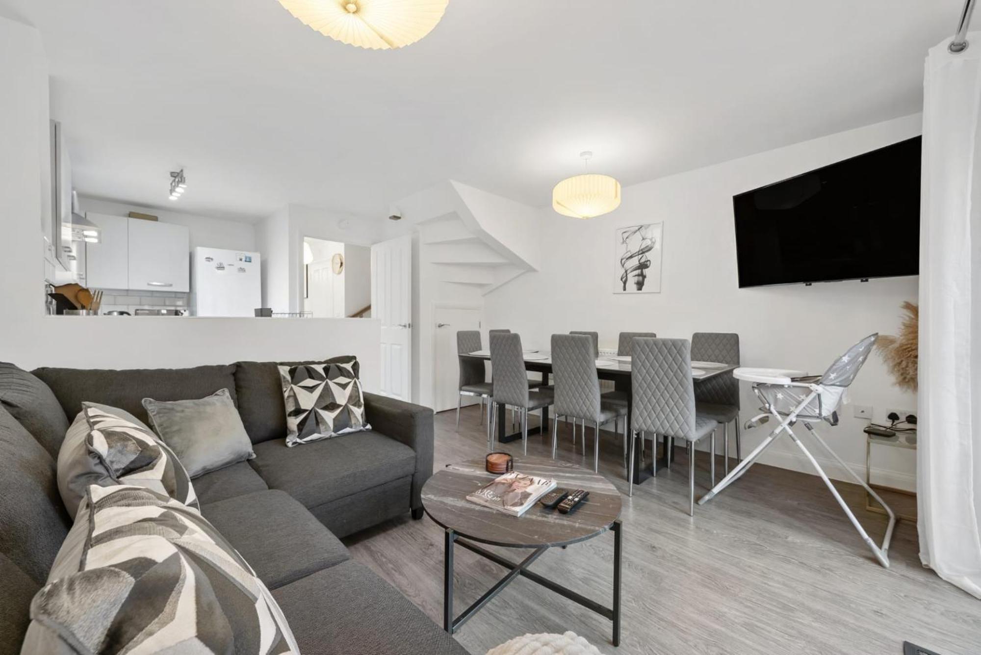 Holiday home Spacious 4 Bedroom House W/parking
