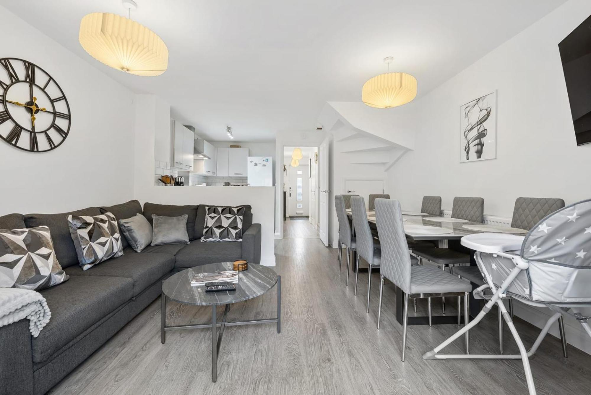 Spacious 4 Bedroom House W/parking *
