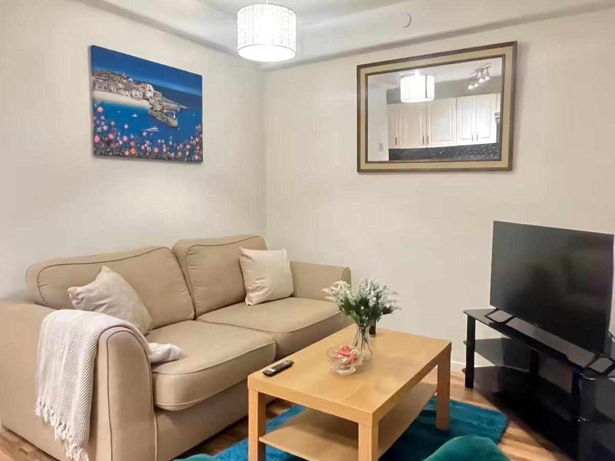 Stylish 3-bedroom In Centre Apartment *