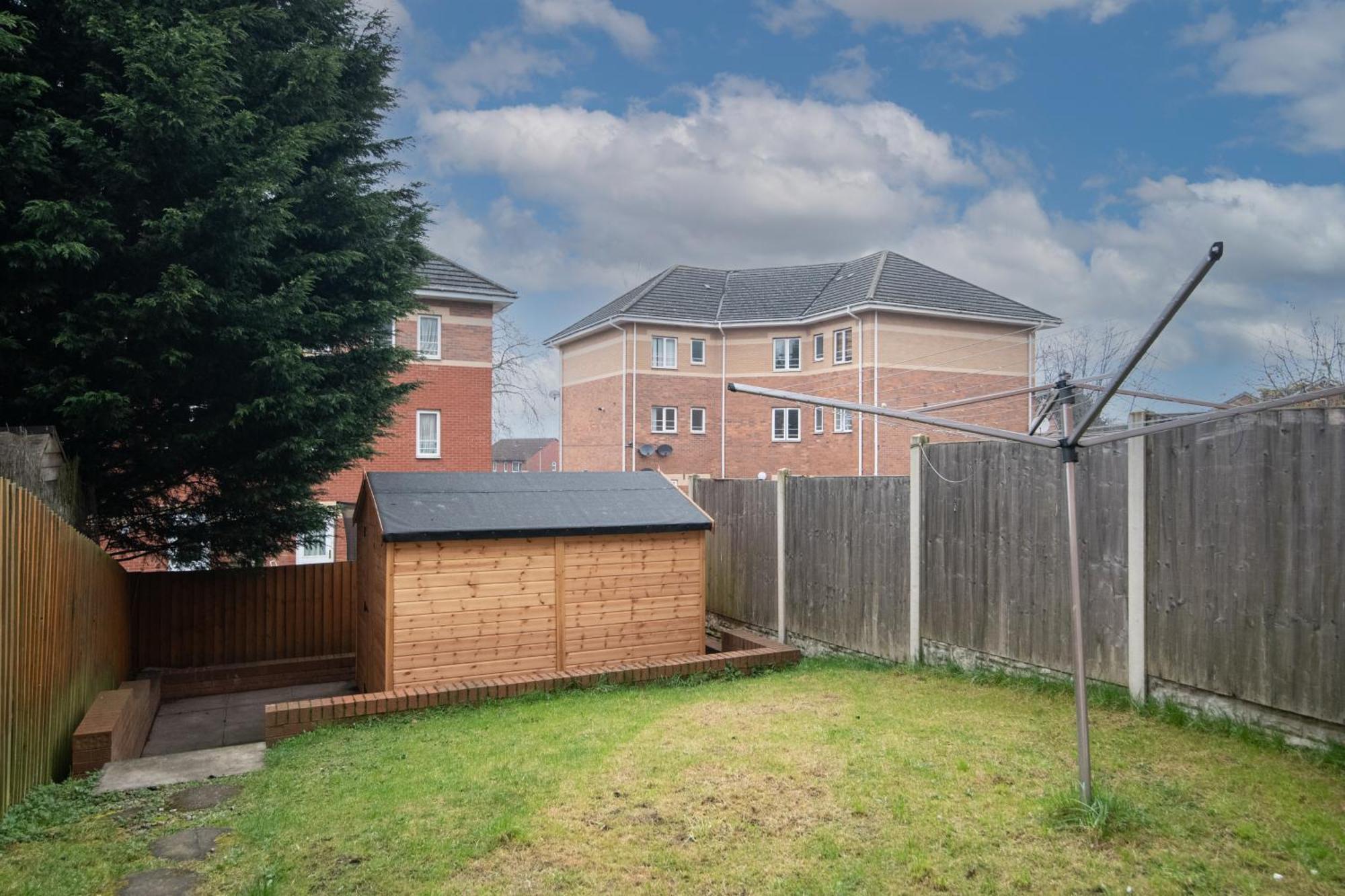 Newly Refurbed 5 Bed House With Free Parking N Dryer *