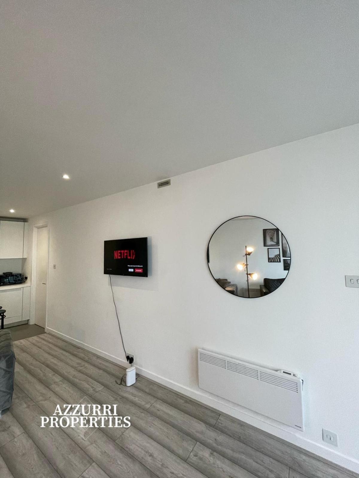 Spacious 2 Bedroom - Less Than 5-minutes Walk To Tram And Transit Station Apartment Birmingham