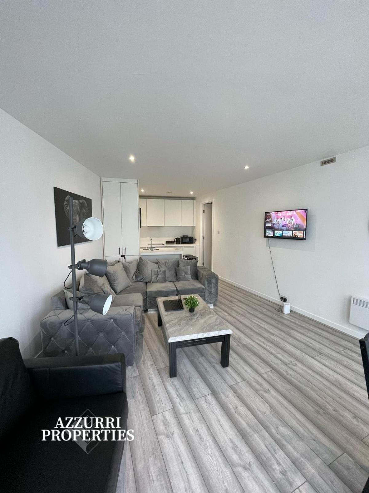 Spacious 2 Bedroom - Less Than 5-minutes Walk To Tram And Transit Station * Birmingham
