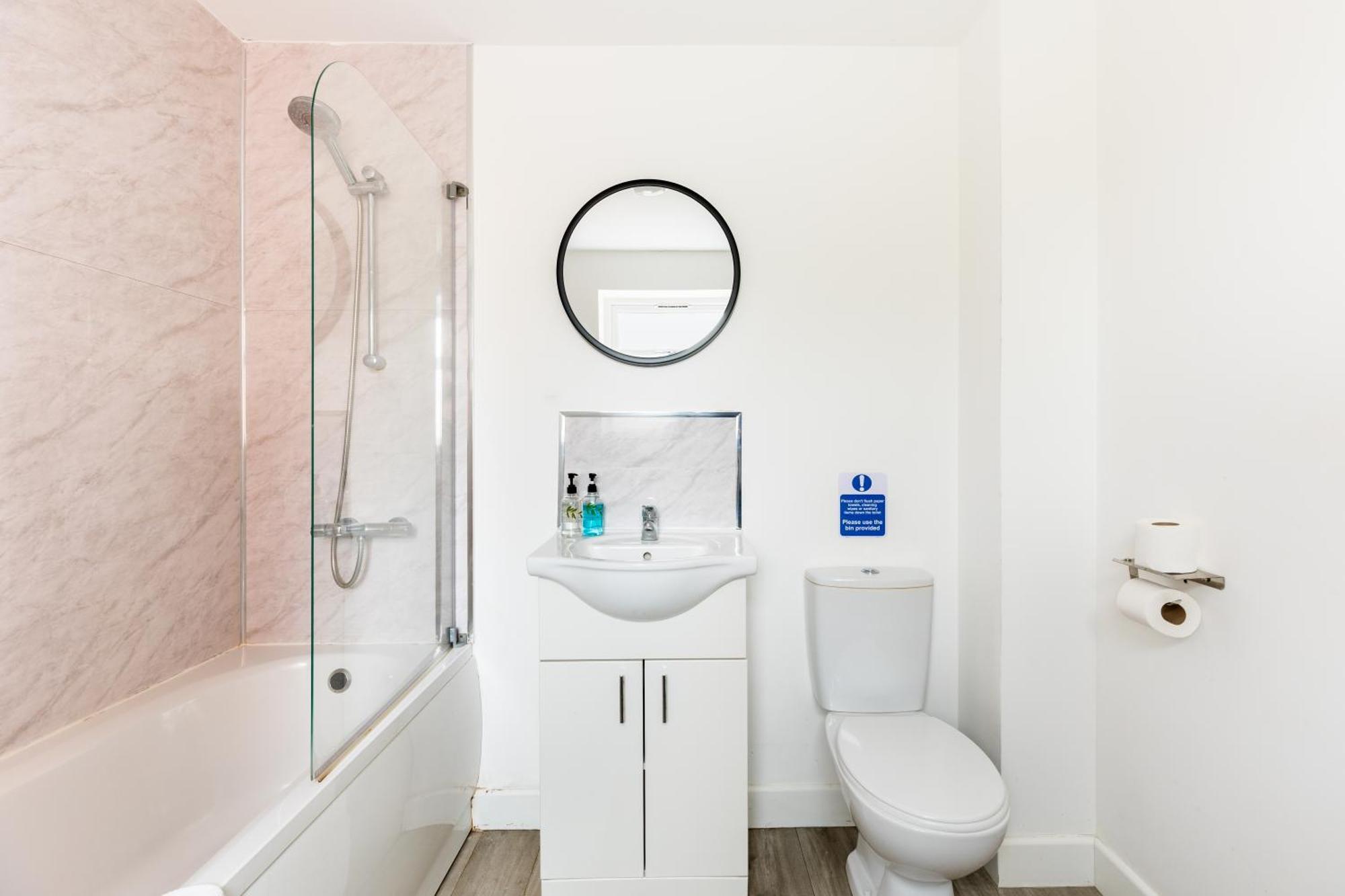 Estate - Contractor & Group - Secure Parking Holiday home Birmingham