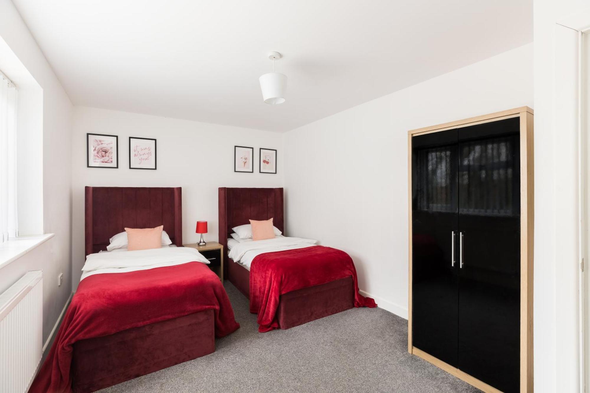 Estate - Contractor & Group - Secure Parking Holiday home *