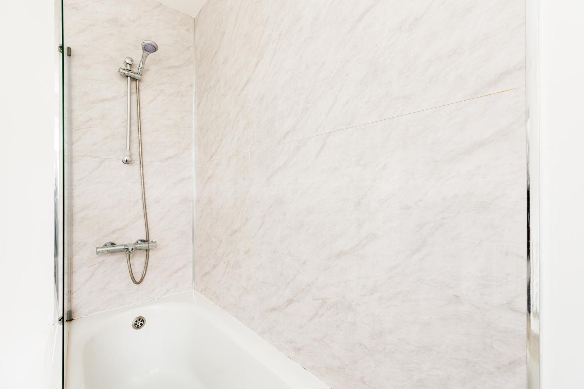 Estate - Contractor & Group - Secure Parking Holiday home Birmingham