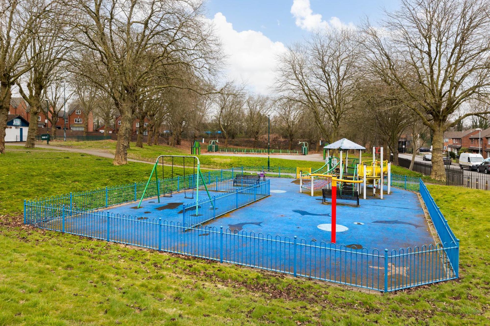 Holiday home Estate - Contractor & Group - Secure Parking Birmingham