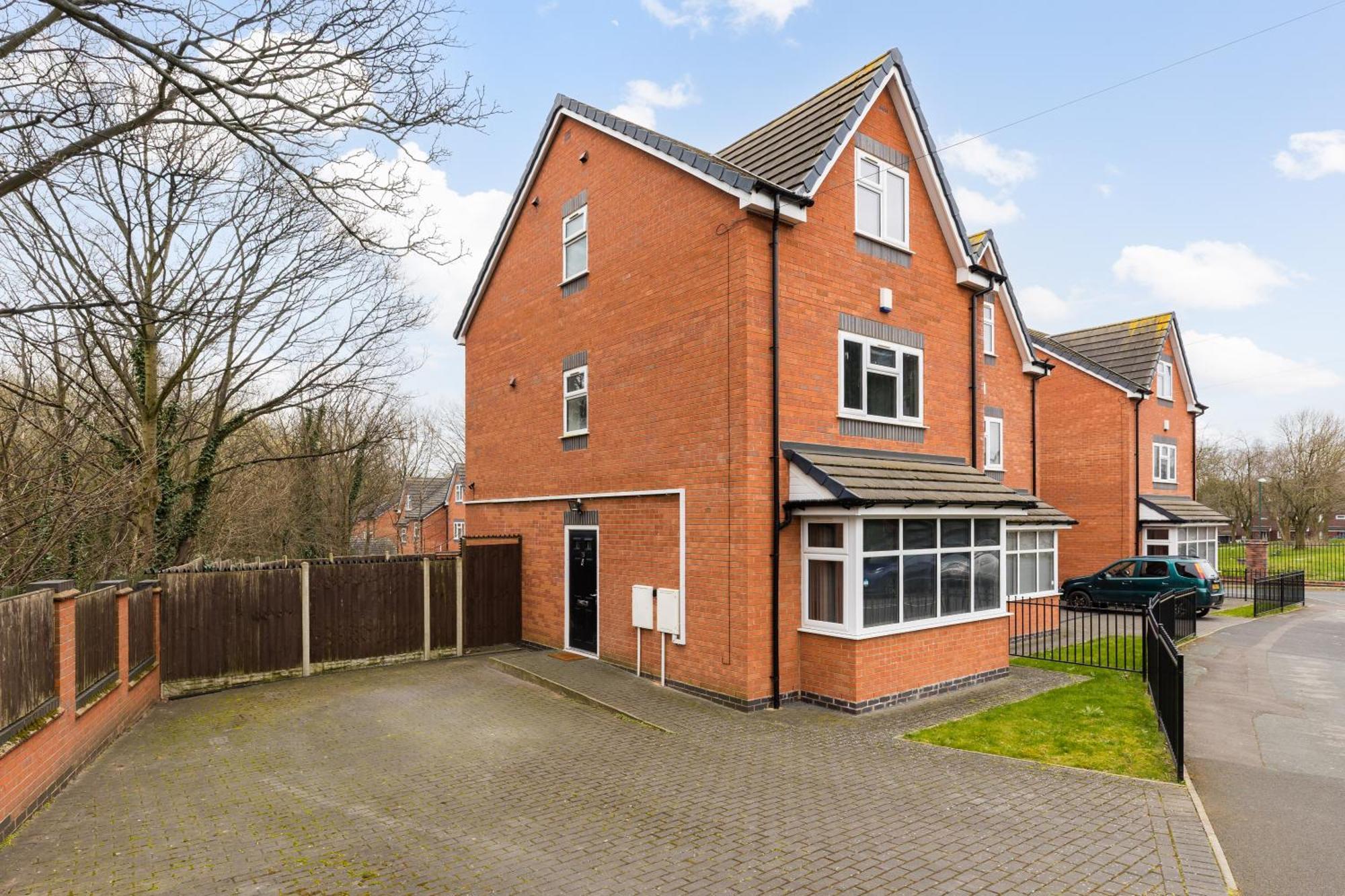Estate - Contractor & Group - Secure Parking Holiday home