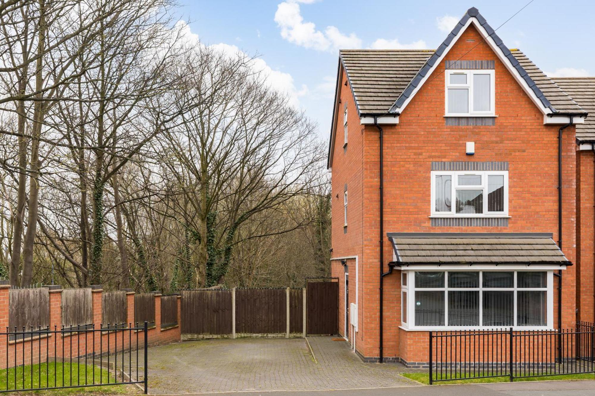 Estate - Contractor & Group - Secure Parking * Birmingham