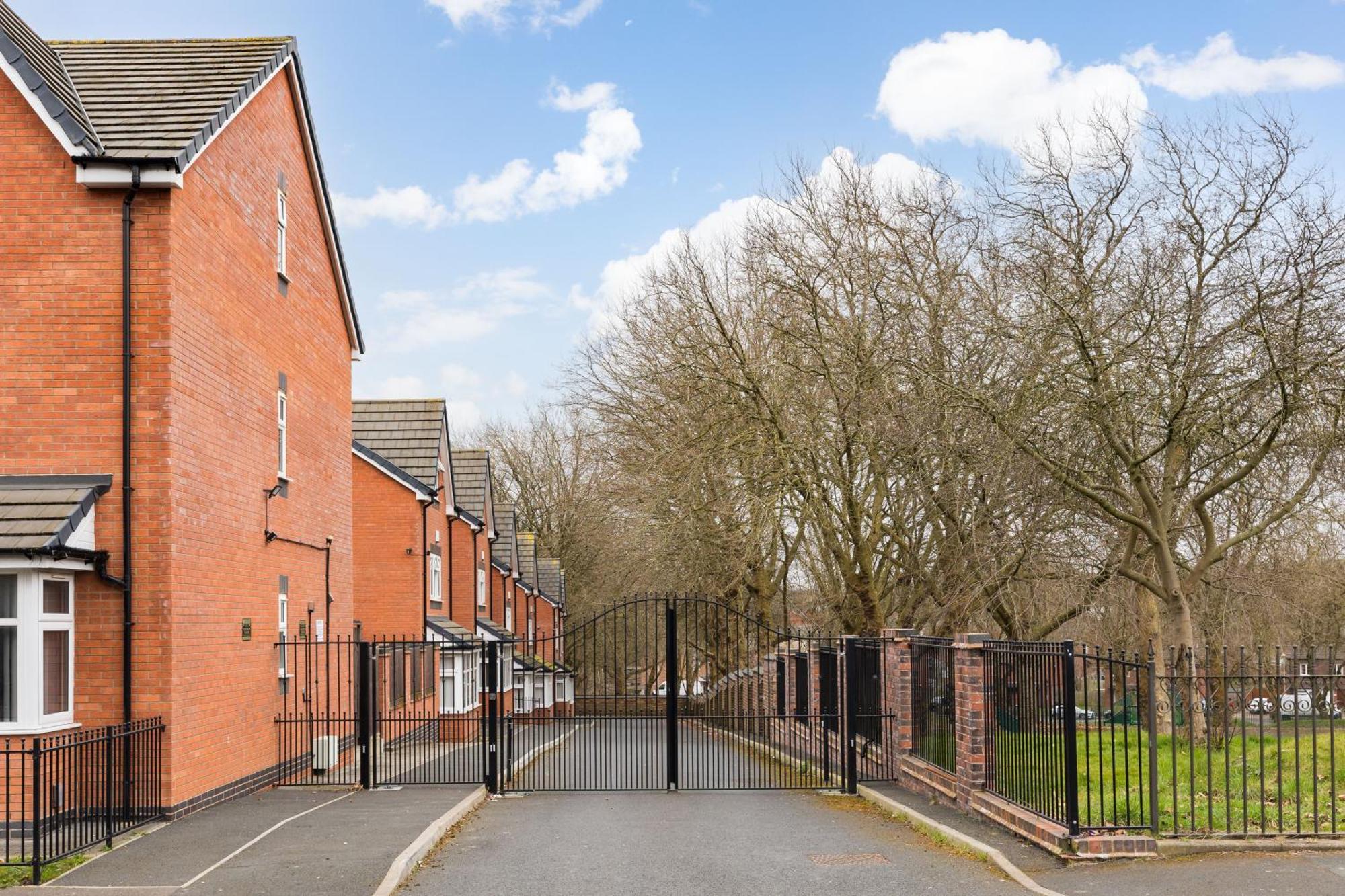 Estate - Contractor & Group - Secure Parking Holiday home *