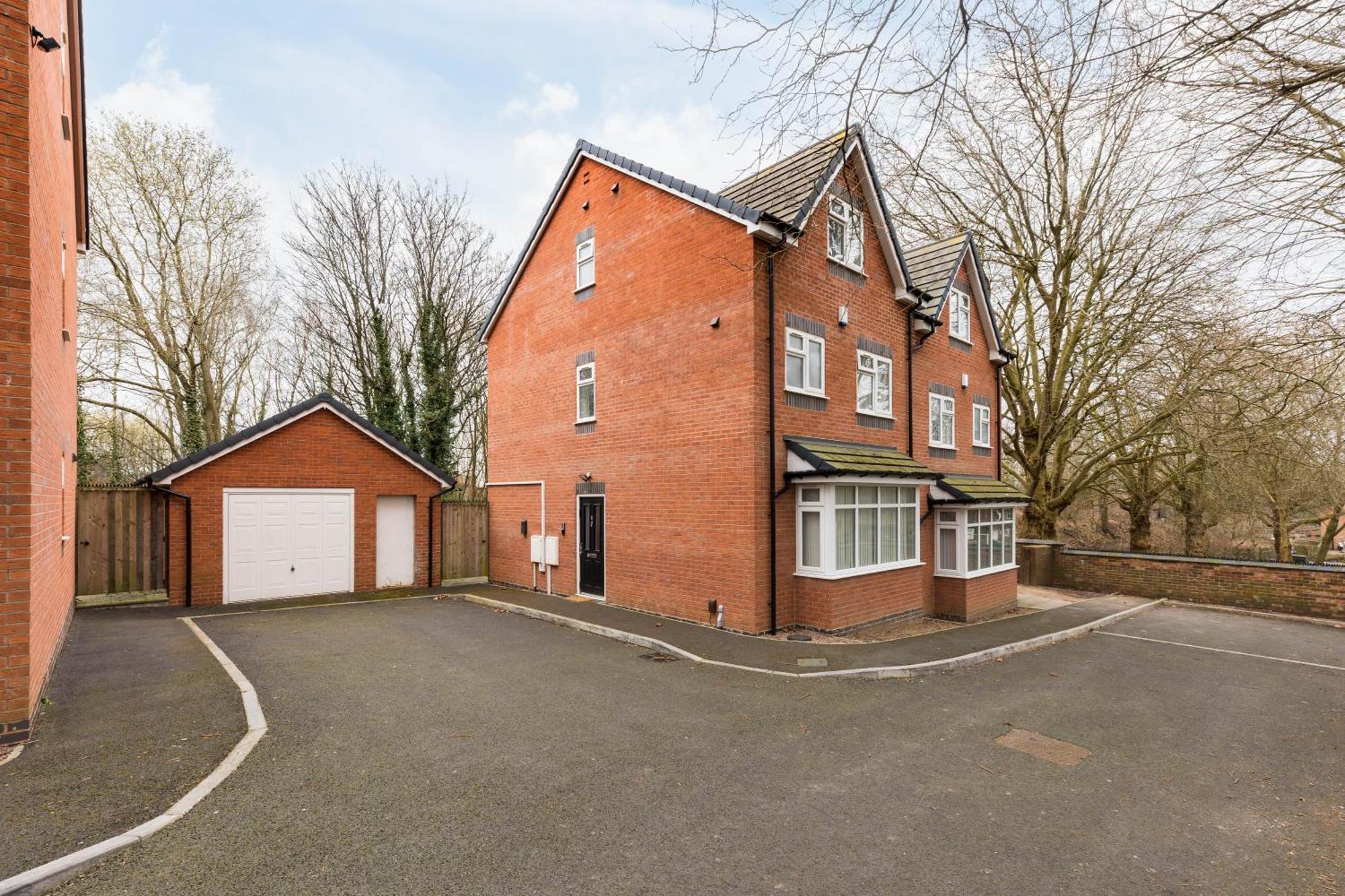 Estate - Contractor & Group - Secure Parking * Birmingham